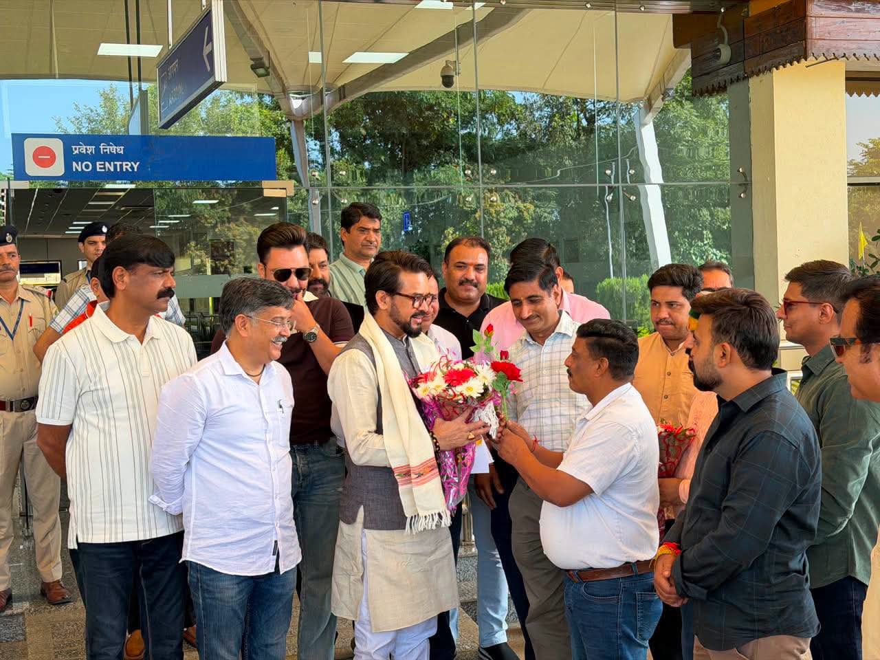 हरिपुर में आत्मीय संवाद कार्यक्रम में लोगों की समस्याएं सुनते सांसद अनुराग ठाकुर। -स्रोत : जागर हरिपुर में आत्मीय संवाद कार्यक्रम में लोगों की समस्याएं सुनते सांसद अनुराग ठाकुर। -स्रोत : जागर