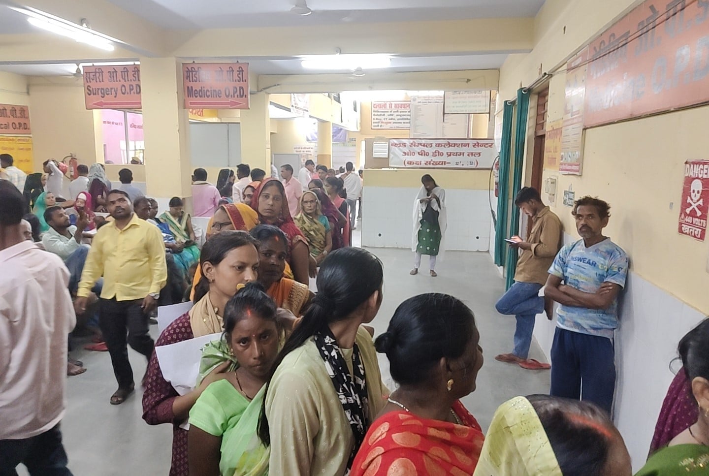 जिला अस्पताल की ओपीडी में बुधवार को फिजीशियन के कक्ष के बाहर कतार में खड़े उपचार कराने पहुंचे 