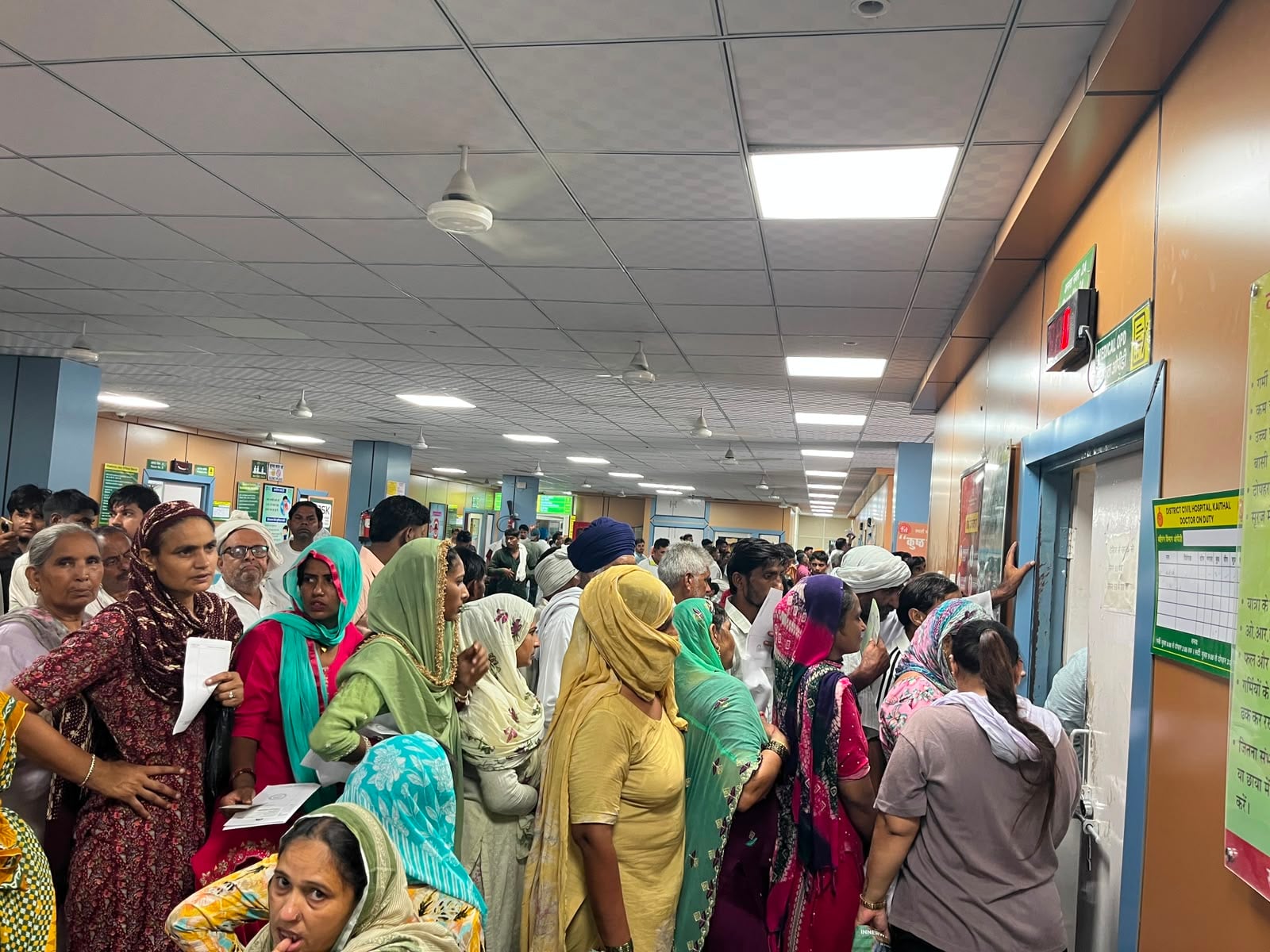 जिला नागरिक अस्पताल में ओपीडी में लगी मरीजों की भीड़। संवाद जिला नागरिक अस्पताल में ओपीडी में लगी मरीजों की भीड़। संवाद