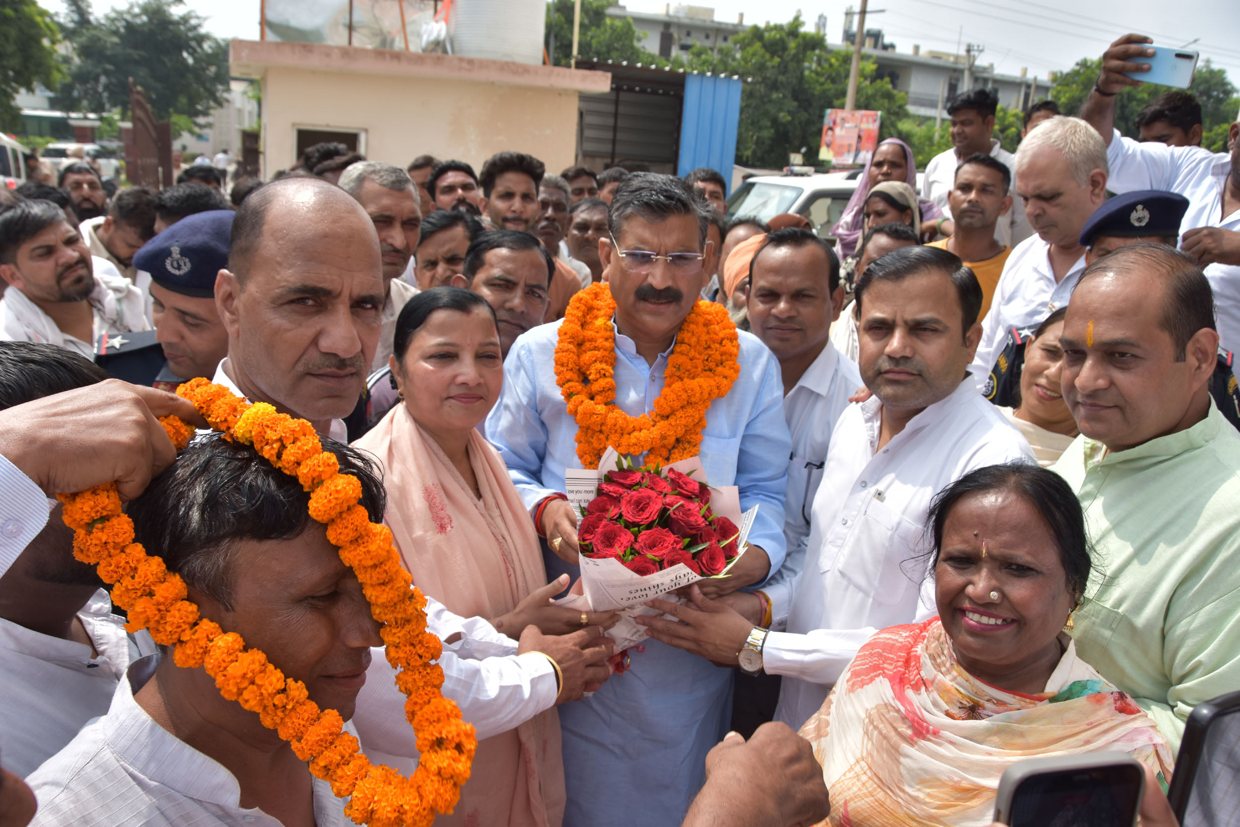 कपिल कमल कार्यालय में मंत्री कृष्ण बेदी का स्वागत करते हुए भाजपा नेता। संवाद कपिल कमल कार्यालय में मंत्री कृष्ण बेदी का स्वागत करते हुए भाजपा नेता। संवाद