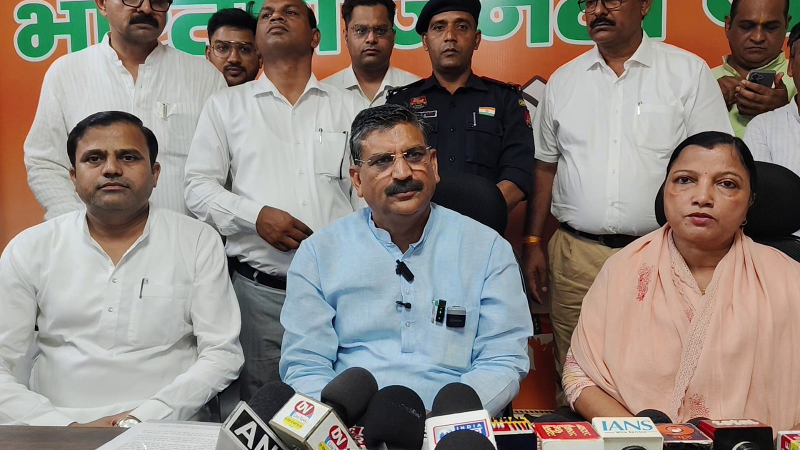 कपिल कमल कार्यालय में मंत्री कृष्ण बेदी का स्वागत करते हुए भाजपा नेता। संवाद कपिल कमल कार्यालय में मंत्री कृष्ण बेदी का स्वागत करते हुए भाजपा नेता। संवाद