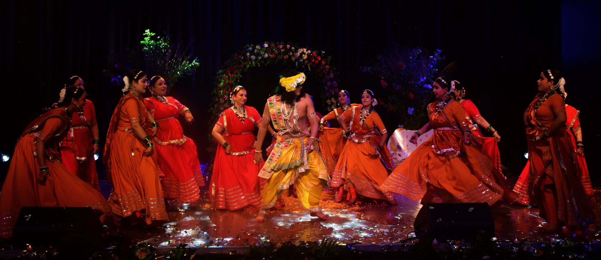 कैसरबाग स्थित कला मंडपम ऑडिटोरियम में राधे कृष्ण-शाश्वत प्रेम की संगीतमय गाथा पेश करते कलाकार। कैसरबाग स्थित कला मंडपम ऑडिटोरियम में राधे कृष्ण-शाश्वत प्रेम की संगीतमय गाथा पेश करते कलाकार।