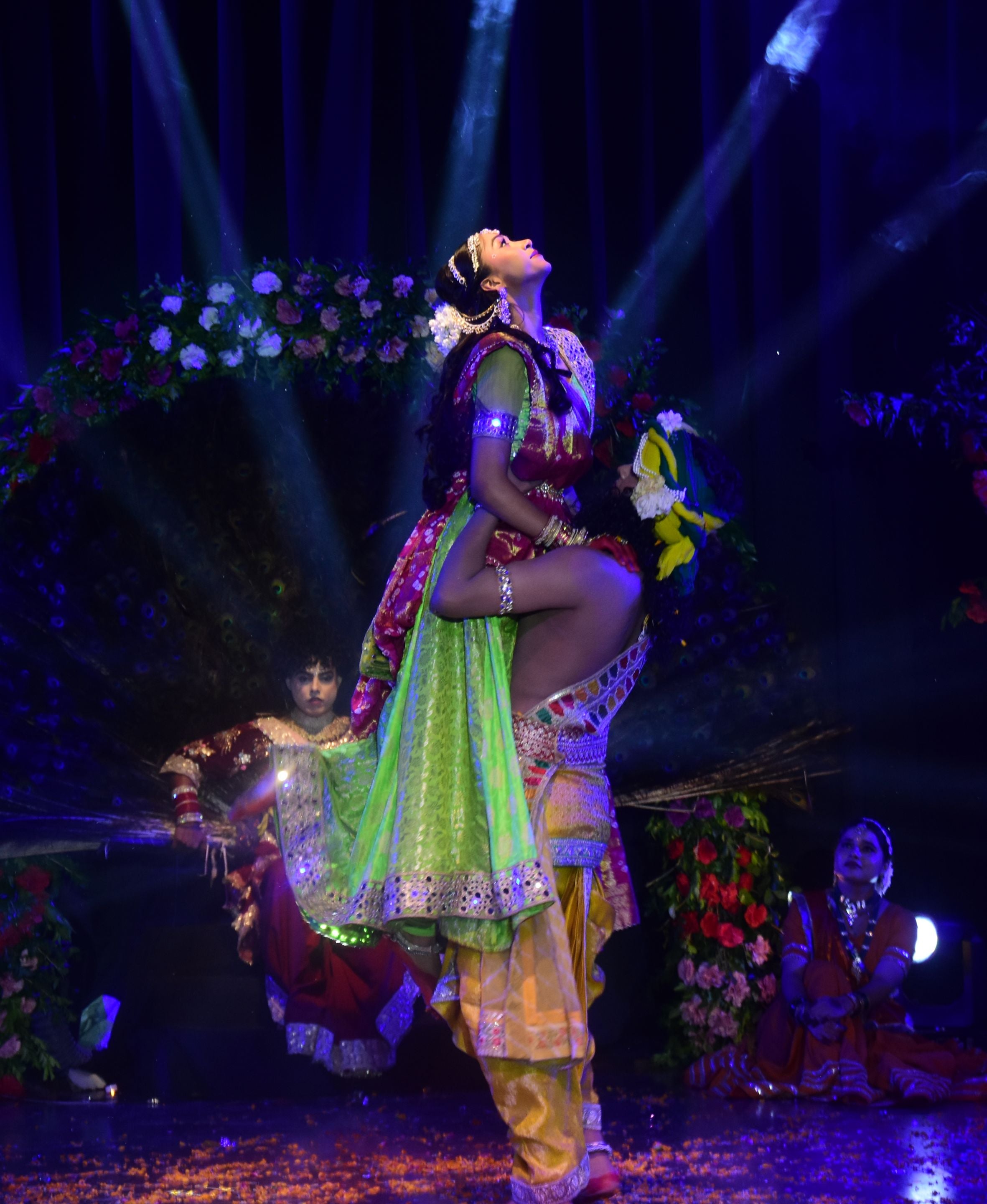 कैसरबाग स्थित कला मंडपम ऑडिटोरियम में राधे कृष्ण-शाश्वत प्रेम की संगीतमय गाथा पेश करते कलाकार। कैसरबाग स्थित कला मंडपम ऑडिटोरियम में राधे कृष्ण-शाश्वत प्रेम की संगीतमय गाथा पेश करते कलाकार।