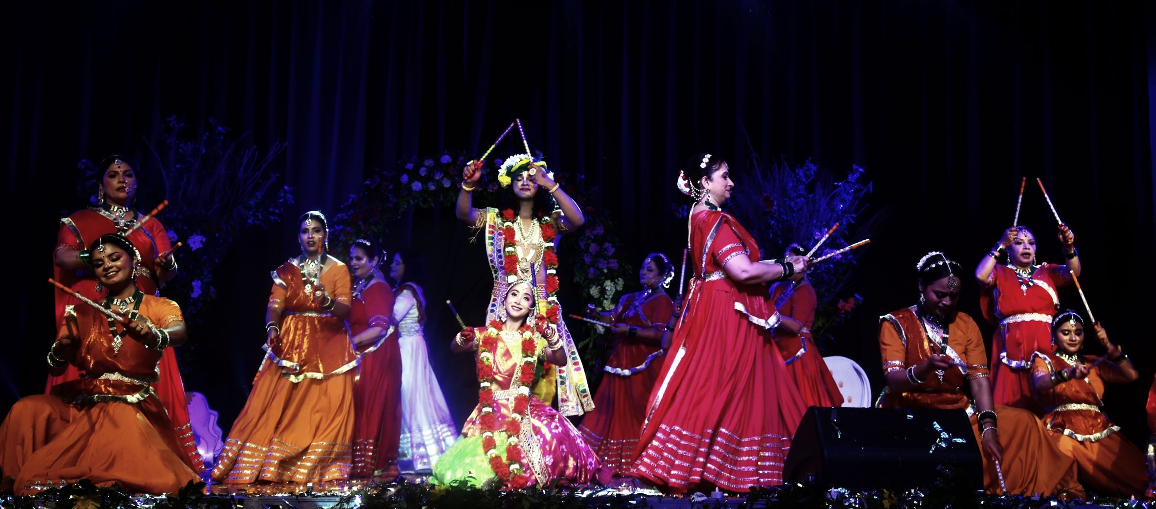कैसरबाग स्थित कला मंडपम ऑडिटोरियम में राधे कृष्ण-शाश्वत प्रेम की संगीतमय गाथा पेश करते कलाकार। कैसरबाग स्थित कला मंडपम ऑडिटोरियम में राधे कृष्ण-शाश्वत प्रेम की संगीतमय गाथा पेश करते कलाकार।