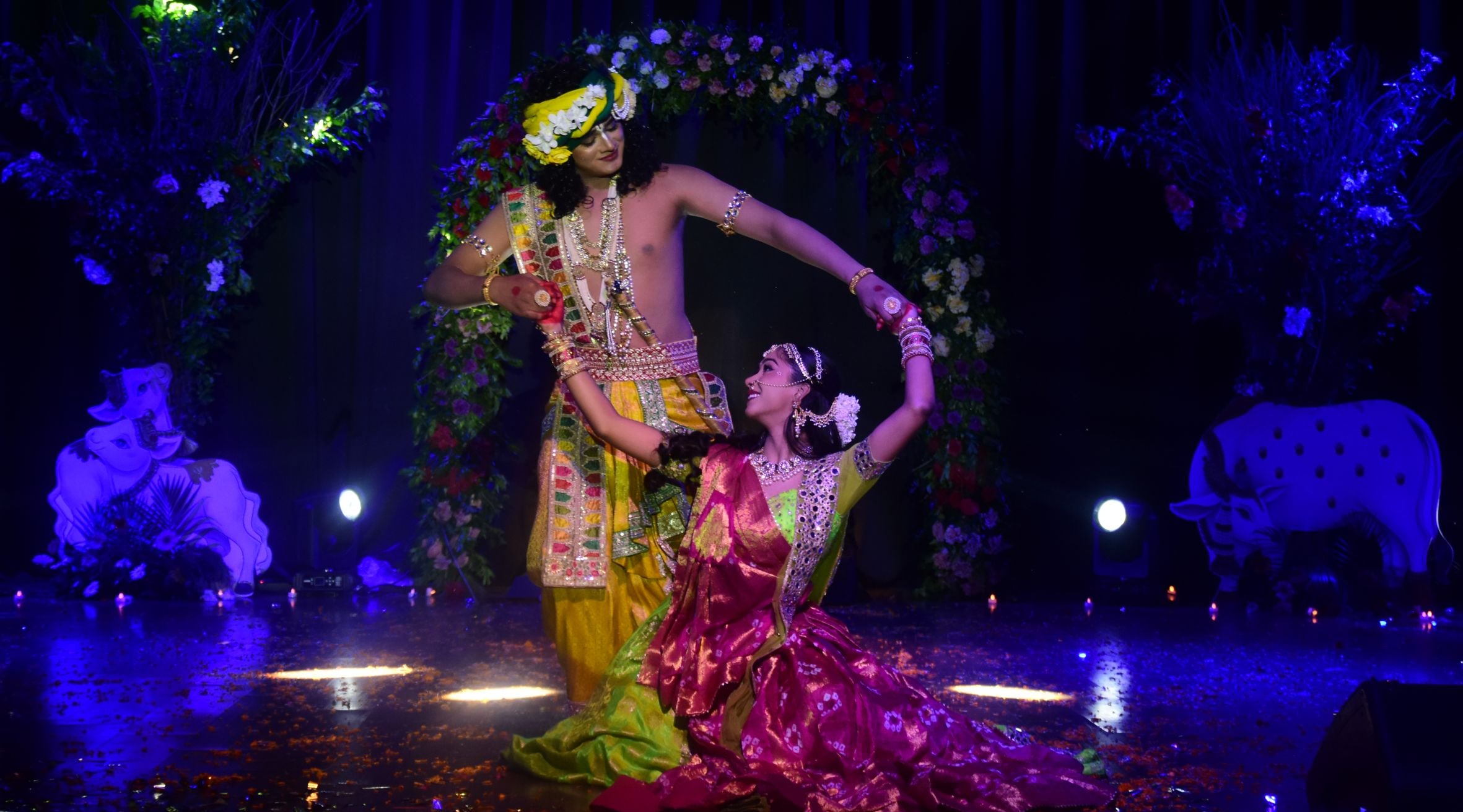 कैसरबाग स्थित कला मंडपम ऑडिटोरियम में राधे कृष्ण-शाश्वत प्रेम की संगीतमय गाथा पेश करते कलाकार। कैसरबाग स्थित कला मंडपम ऑडिटोरियम में राधे कृष्ण-शाश्वत प्रेम की संगीतमय गाथा पेश करते कलाकार।