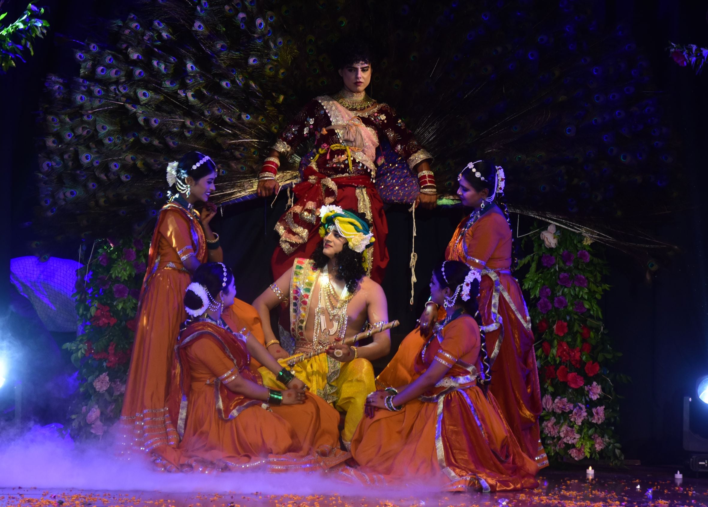 कैसरबाग स्थित कला मंडपम ऑडिटोरियम में राधे कृष्ण-शाश्वत प्रेम की संगीतमय गाथा पेश करते कलाकार। कैसरबाग स्थित कला मंडपम ऑडिटोरियम में राधे कृष्ण-शाश्वत प्रेम की संगीतमय गाथा पेश करते कलाकार।