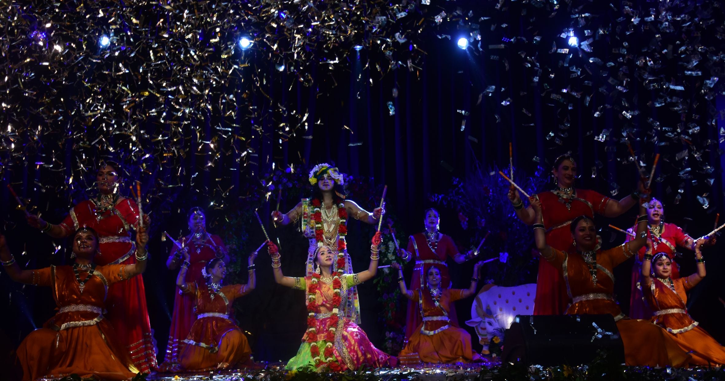 कैसरबाग स्थित कला मंडपम ऑडिटोरियम में राधे कृष्ण-शाश्वत प्रेम की संगीतमय गाथा पेश करते कलाकार। कैसरबाग स्थित कला मंडपम ऑडिटोरियम में राधे कृष्ण-शाश्वत प्रेम की संगीतमय गाथा पेश करते कलाकार।