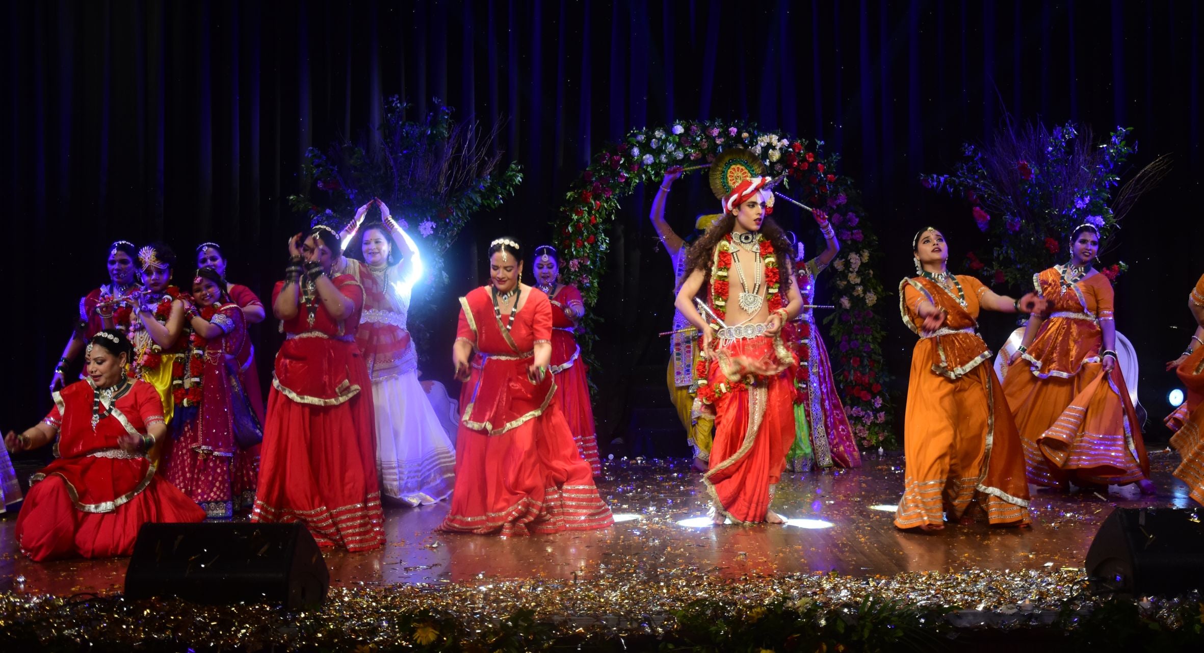 कैसरबाग स्थित कला मंडपम ऑडिटोरियम में राधे कृष्ण-शाश्वत प्रेम की संगीतमय गाथा पेश करते कलाकार। कैसरबाग स्थित कला मंडपम ऑडिटोरियम में राधे कृष्ण-शाश्वत प्रेम की संगीतमय गाथा पेश करते कलाकार।