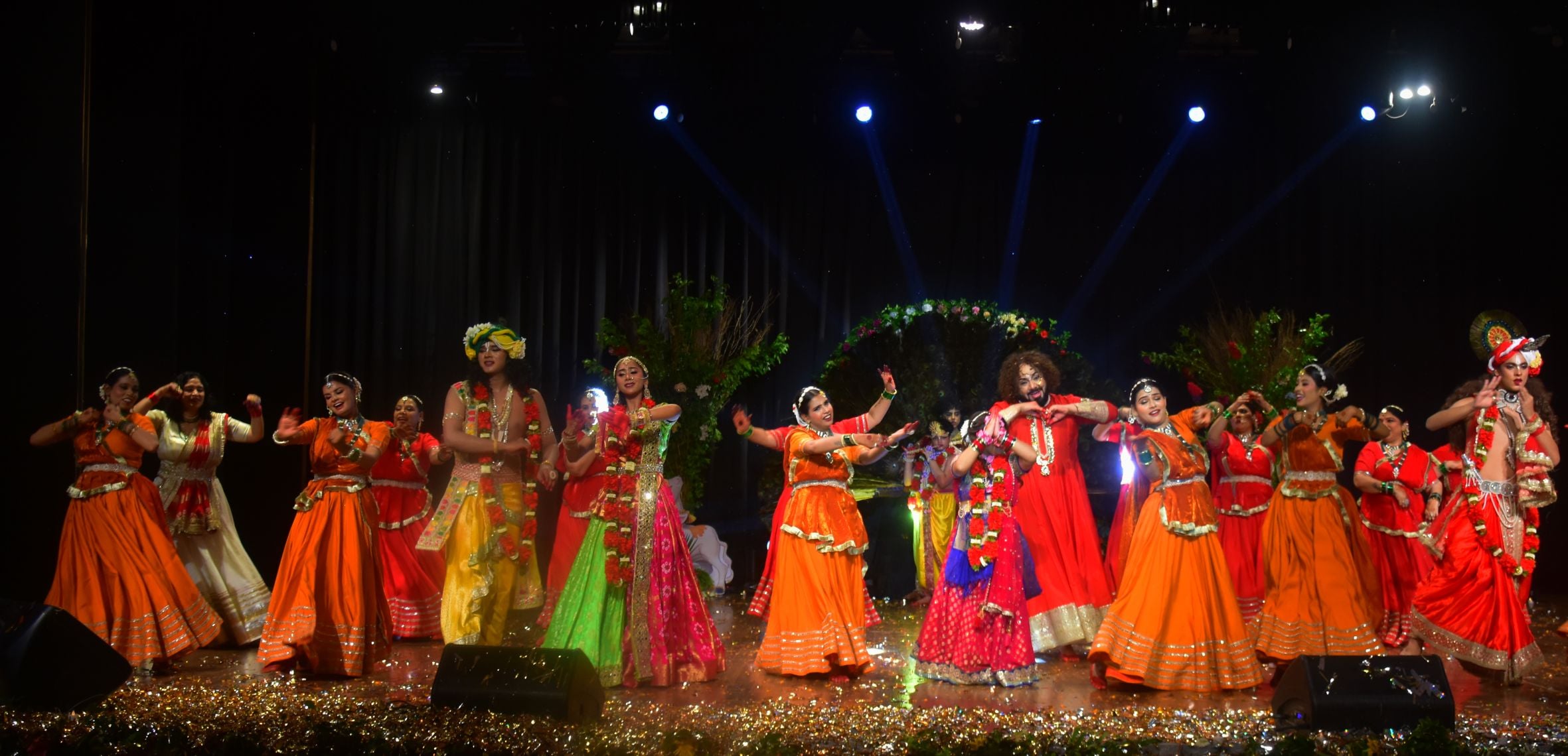 कैसरबाग स्थित कला मंडपम ऑडिटोरियम में राधे कृष्ण-शाश्वत प्रेम की संगीतमय गाथा पेश करते कलाकार। कैसरबाग स्थित कला मंडपम ऑडिटोरियम में राधे कृष्ण-शाश्वत प्रेम की संगीतमय गाथा पेश करते कलाकार।