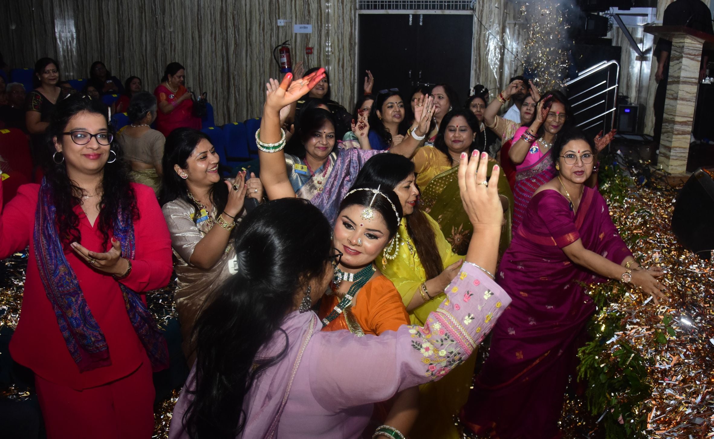 कैसरबाग स्थित कला मंडपम ऑडिटोरियम में राधे कृष्ण-शाश्वत प्रेम की संगीतमय गाथा पेश करते कलाकार। कैसरबाग स्थित कला मंडपम ऑडिटोरियम में राधे कृष्ण-शाश्वत प्रेम की संगीतमय गाथा पेश करते कलाकार।