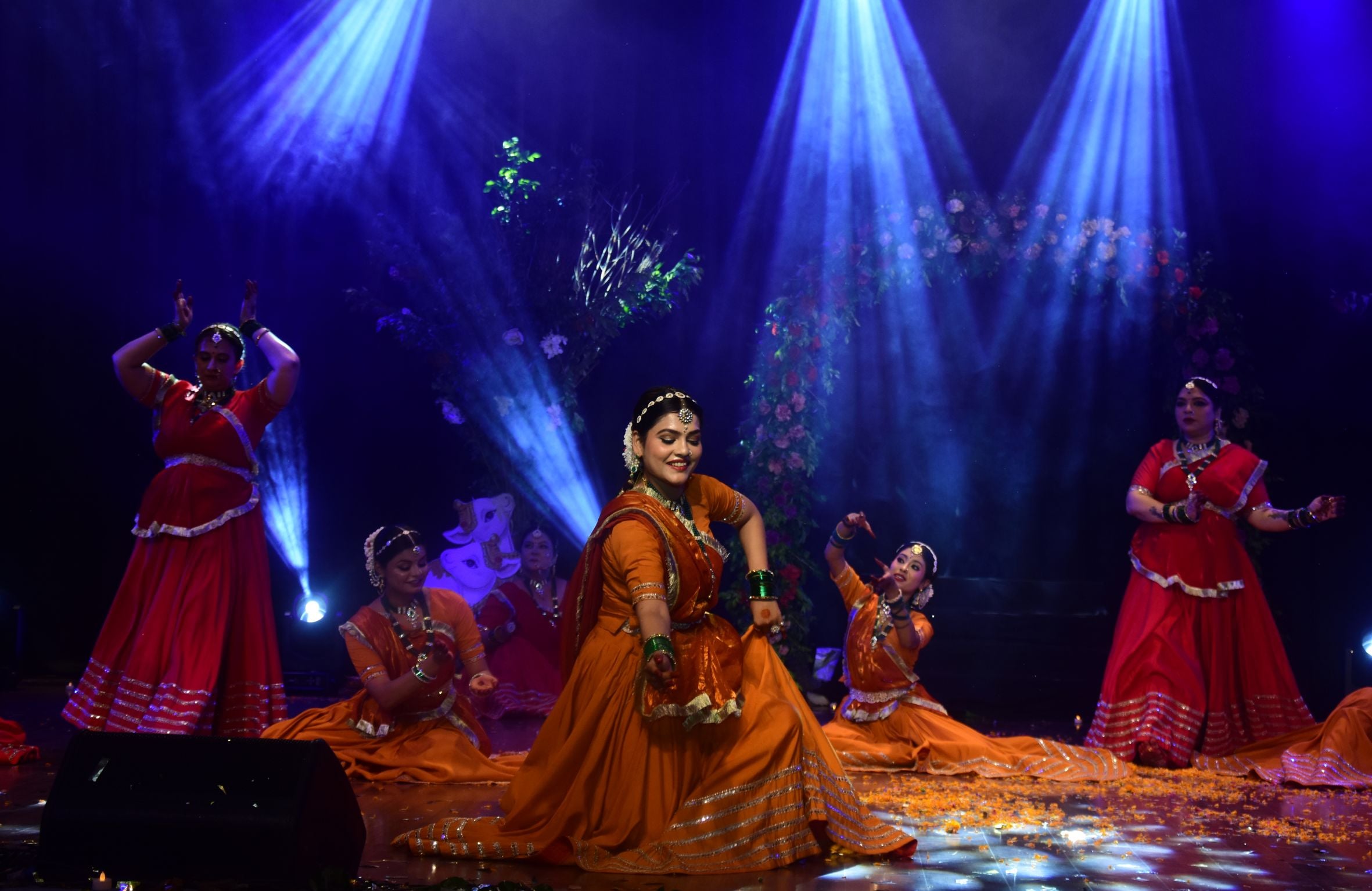 कैसरबाग स्थित कला मंडपम ऑडिटोरियम में राधे कृष्ण-शाश्वत प्रेम की संगीतमय गाथा पेश करते कलाकार। कैसरबाग स्थित कला मंडपम ऑडिटोरियम में राधे कृष्ण-शाश्वत प्रेम की संगीतमय गाथा पेश करते कलाकार।