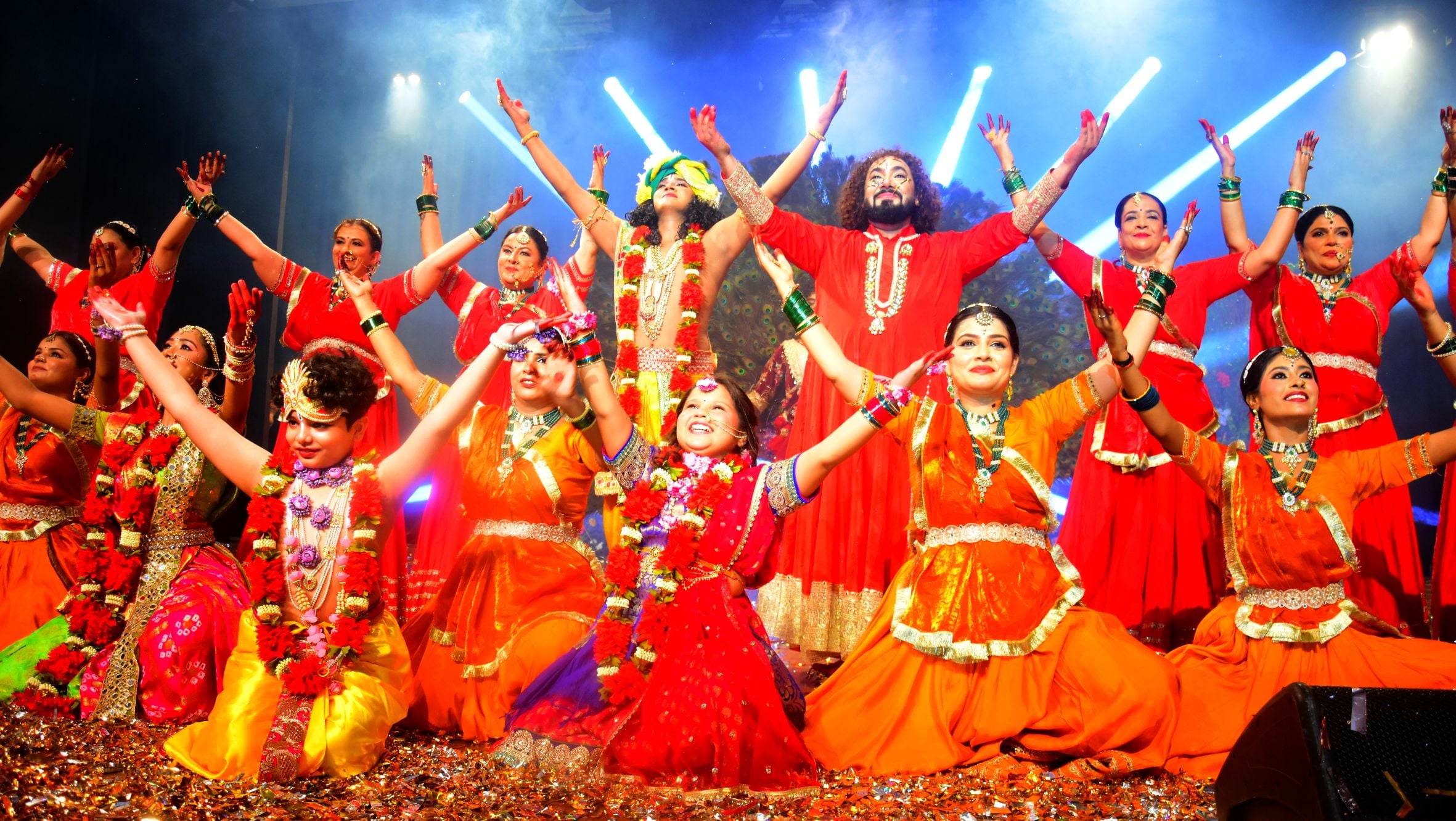 कैसरबाग स्थित कला मंडपम ऑडिटोरियम में राधे कृष्ण-शाश्वत प्रेम की संगीतमय गाथा पेश करते कलाकार। कैसरबाग स्थित कला मंडपम ऑडिटोरियम में राधे कृष्ण-शाश्वत प्रेम की संगीतमय गाथा पेश करते कलाकार।