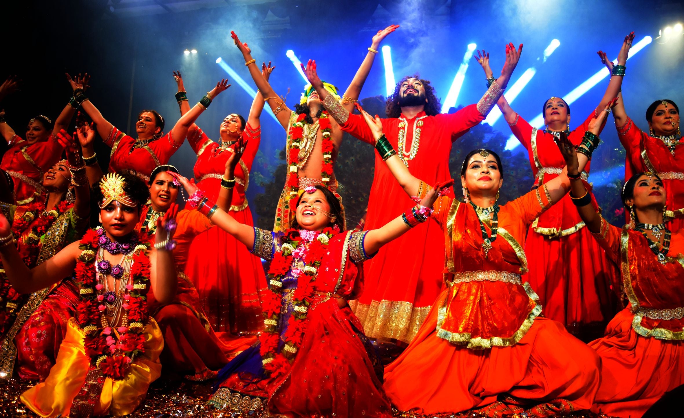 कैसरबाग स्थित कला मंडपम ऑडिटोरियम में राधे कृष्ण-शाश्वत प्रेम की संगीतमय गाथा पेश करते कलाकार। कैसरबाग स्थित कला मंडपम ऑडिटोरियम में राधे कृष्ण-शाश्वत प्रेम की संगीतमय गाथा पेश करते कलाकार।