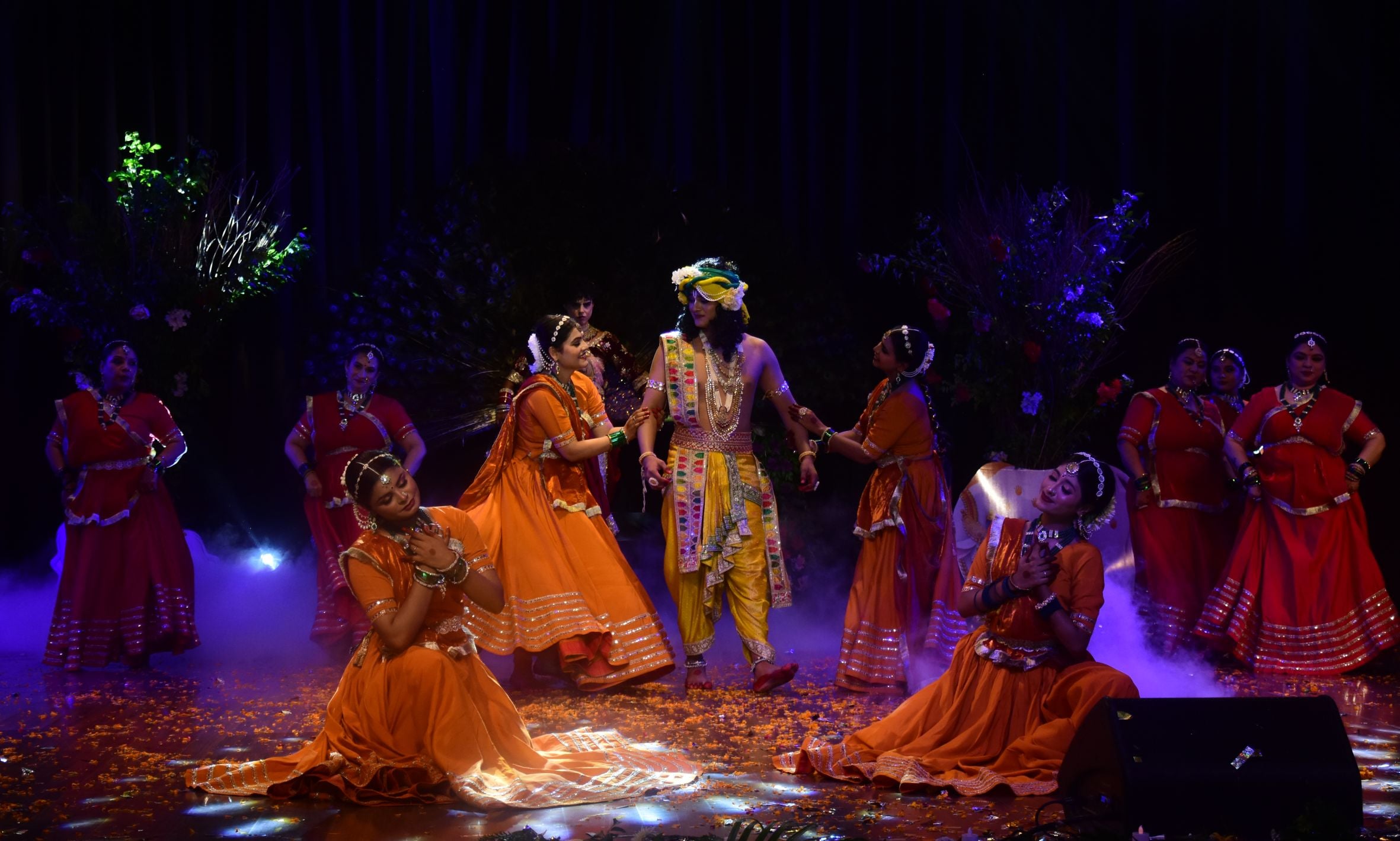 कैसरबाग स्थित कला मंडपम ऑडिटोरियम में राधे कृष्ण-शाश्वत प्रेम की संगीतमय गाथा पेश करते कलाकार। कैसरबाग स्थित कला मंडपम ऑडिटोरियम में राधे कृष्ण-शाश्वत प्रेम की संगीतमय गाथा पेश करते कलाकार।