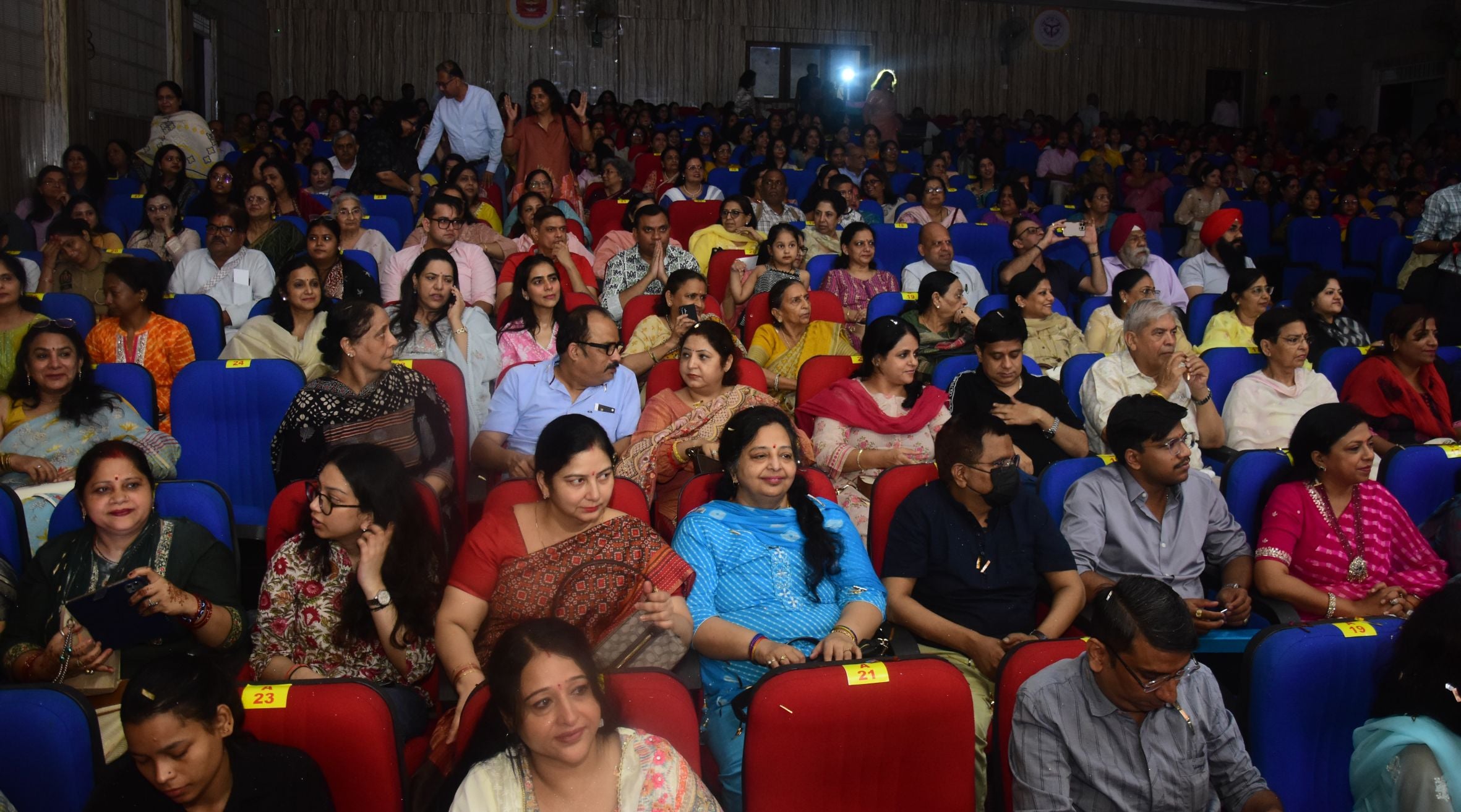 कैसरबाग स्थित कला मंडपम ऑडिटोरियम में राधे कृष्ण-शाश्वत प्रेम की संगीतमय गाथा पेश करते कलाकार। कैसरबाग स्थित कला मंडपम ऑडिटोरियम में राधे कृष्ण-शाश्वत प्रेम की संगीतमय गाथा पेश करते कलाकार।
