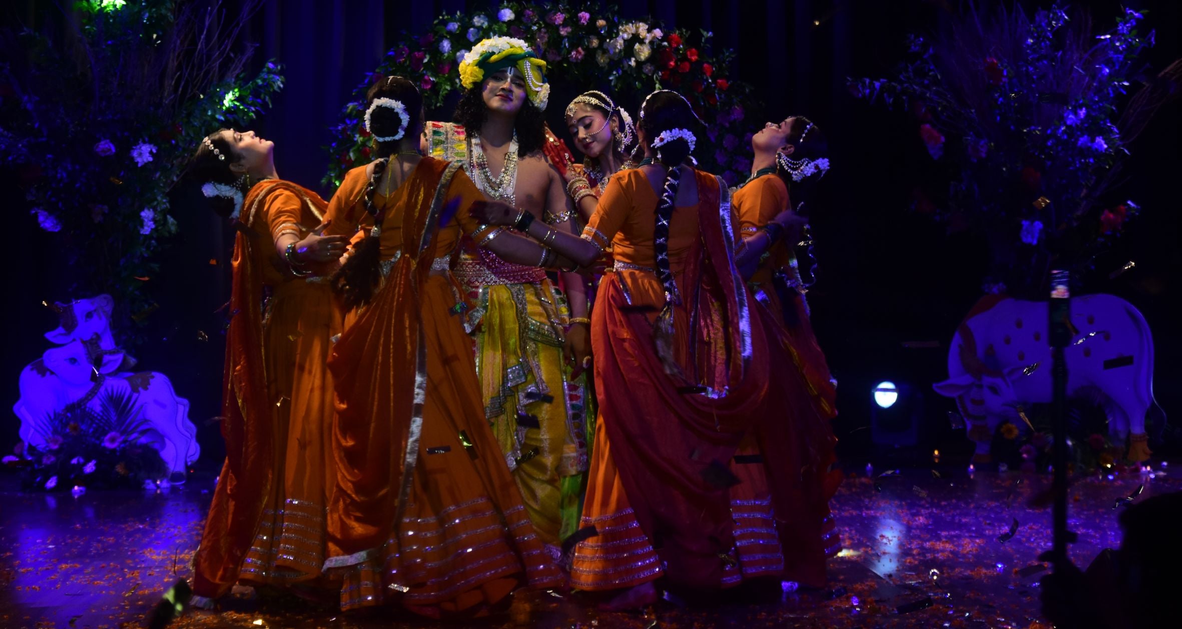 कैसरबाग स्थित कला मंडपम ऑडिटोरियम में राधे कृष्ण-शाश्वत प्रेम की संगीतमय गाथा पेश करते कलाकार। कैसरबाग स्थित कला मंडपम ऑडिटोरियम में राधे कृष्ण-शाश्वत प्रेम की संगीतमय गाथा पेश करते कलाकार।