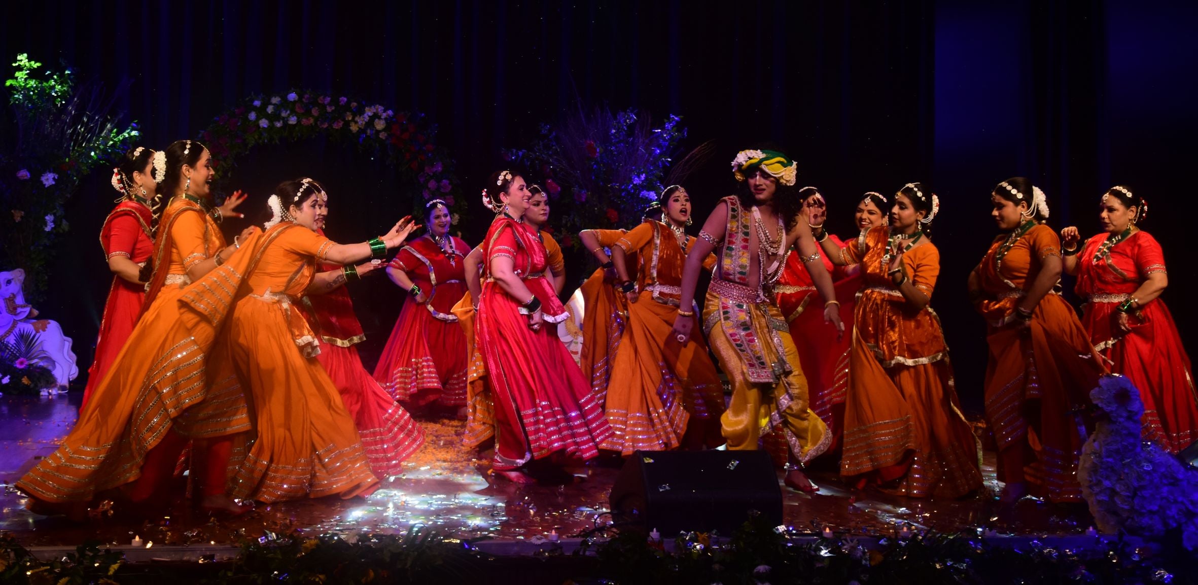कैसरबाग स्थित कला मंडपम ऑडिटोरियम में राधे कृष्ण-शाश्वत प्रेम की संगीतमय गाथा पेश करते कलाकार। कैसरबाग स्थित कला मंडपम ऑडिटोरियम में राधे कृष्ण-शाश्वत प्रेम की संगीतमय गाथा पेश करते कलाकार।
