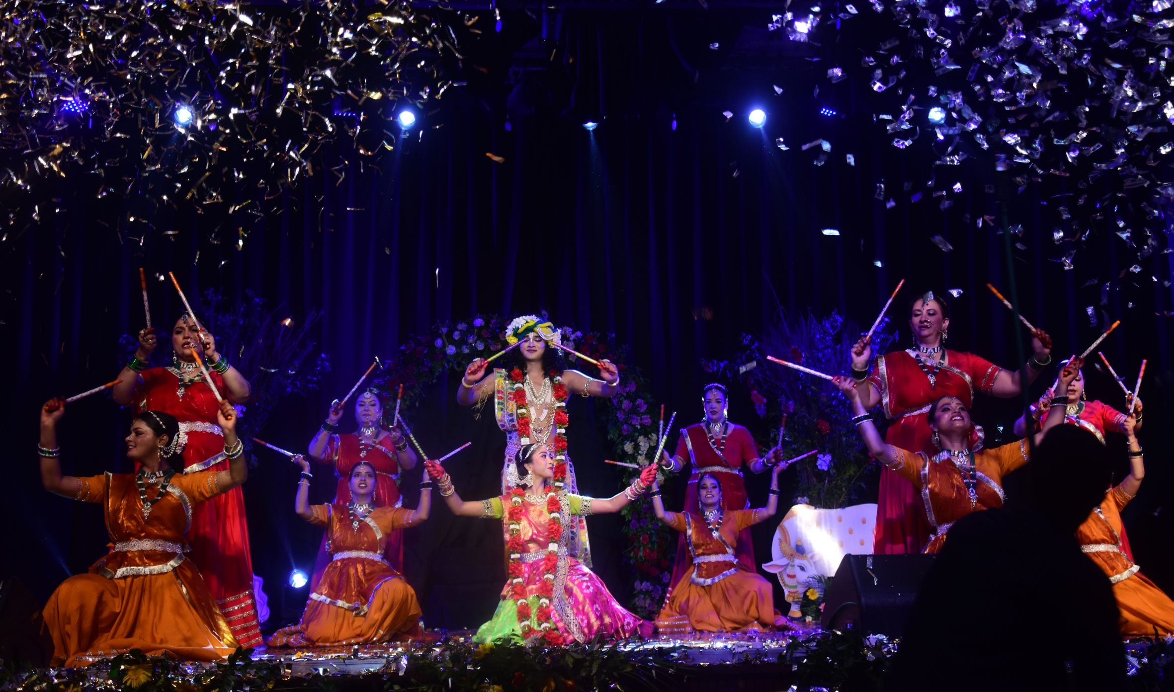 कैसरबाग स्थित कला मंडपम ऑडिटोरियम में राधे कृष्ण-शाश्वत प्रेम की संगीतमय गाथा पेश करते कलाकार। कैसरबाग स्थित कला मंडपम ऑडिटोरियम में राधे कृष्ण-शाश्वत प्रेम की संगीतमय गाथा पेश करते कलाकार।
