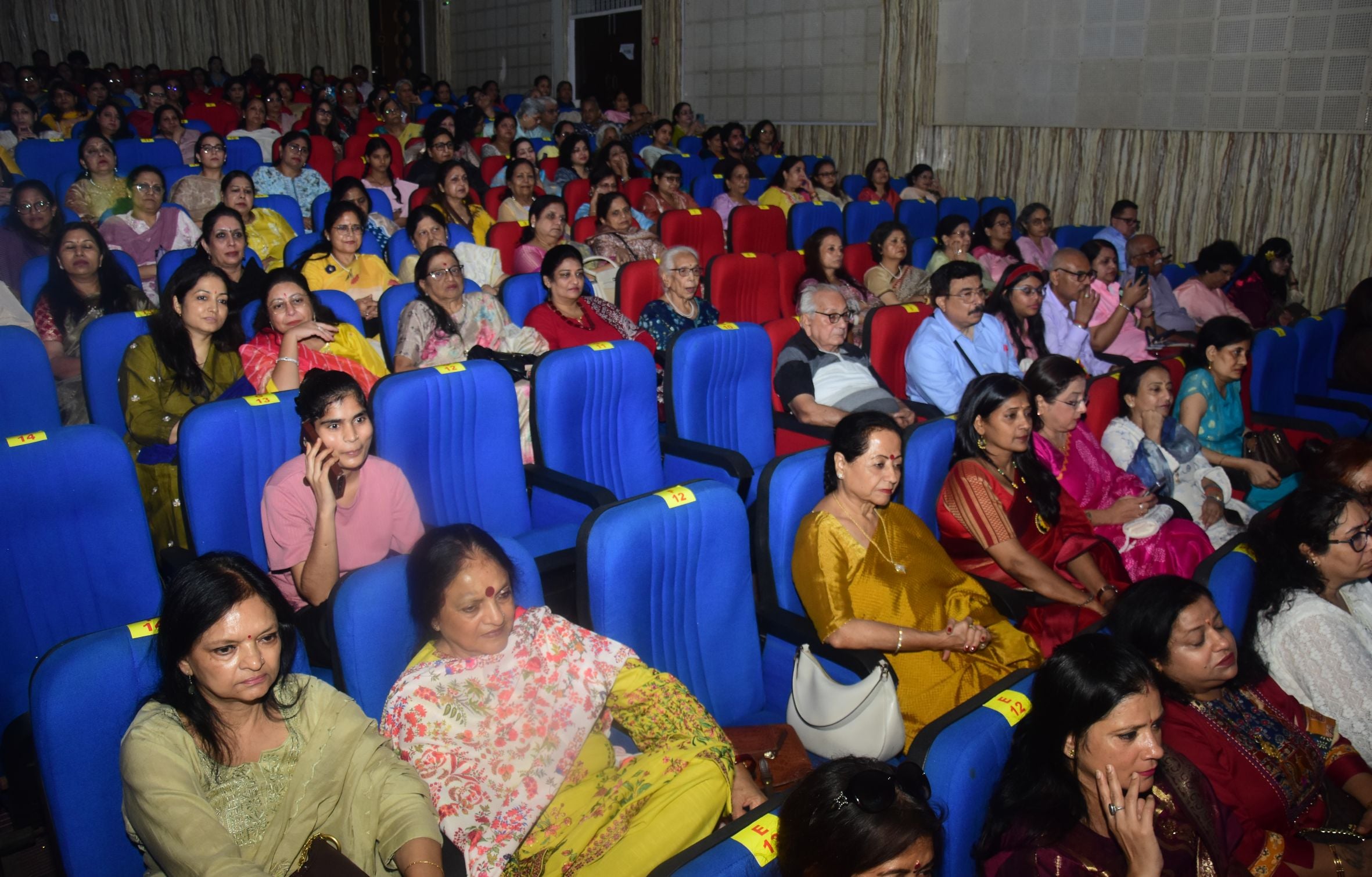 कैसरबाग स्थित कला मंडपम ऑडिटोरियम में राधे कृष्ण-शाश्वत प्रेम की संगीतमय गाथा पेश करते कलाकार। कैसरबाग स्थित कला मंडपम ऑडिटोरियम में राधे कृष्ण-शाश्वत प्रेम की संगीतमय गाथा पेश करते कलाकार।