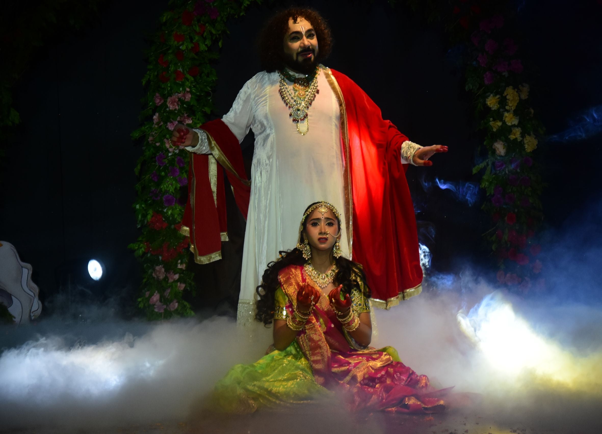 कैसरबाग स्थित कला मंडपम ऑडिटोरियम में राधे कृष्ण-शाश्वत प्रेम की संगीतमय गाथा पेश करते कलाकार। कैसरबाग स्थित कला मंडपम ऑडिटोरियम में राधे कृष्ण-शाश्वत प्रेम की संगीतमय गाथा पेश करते कलाकार।