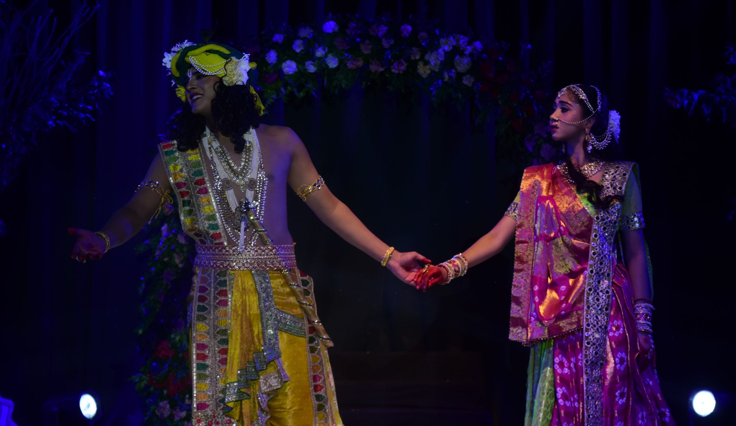 कैसरबाग स्थित कला मंडपम ऑडिटोरियम में राधे कृष्ण-शाश्वत प्रेम की संगीतमय गाथा पेश करते कलाकार। कैसरबाग स्थित कला मंडपम ऑडिटोरियम में राधे कृष्ण-शाश्वत प्रेम की संगीतमय गाथा पेश करते कलाकार।