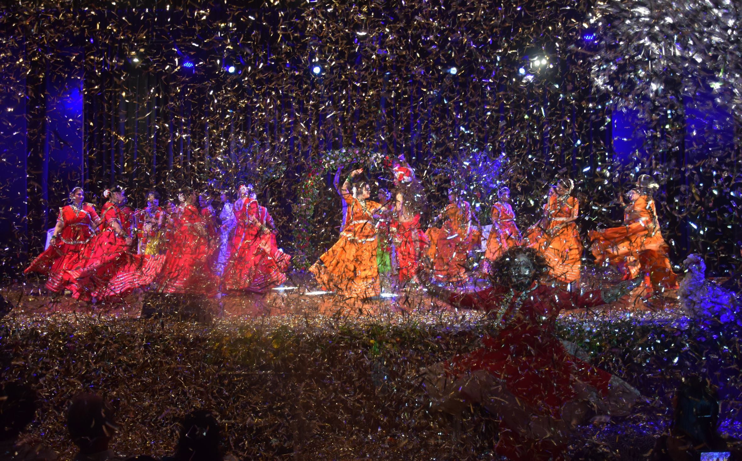 कैसरबाग स्थित कला मंडपम ऑडिटोरियम में राधे कृष्ण-शाश्वत प्रेम की संगीतमय गाथा पेश करते कलाकार। कैसरबाग स्थित कला मंडपम ऑडिटोरियम में राधे कृष्ण-शाश्वत प्रेम की संगीतमय गाथा पेश करते कलाकार।