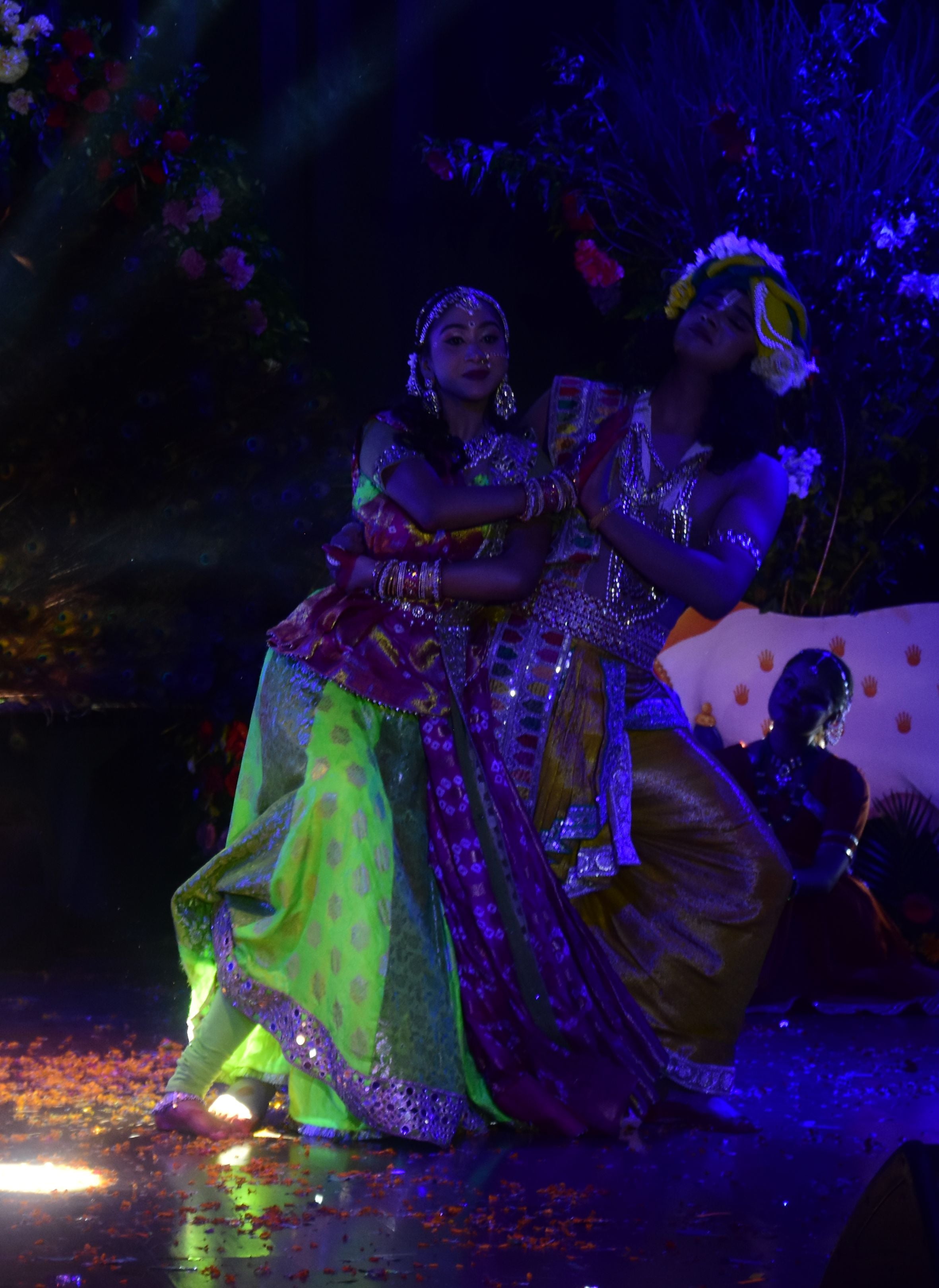 कैसरबाग स्थित कला मंडपम ऑडिटोरियम में राधे कृष्ण-शाश्वत प्रेम की संगीतमय गाथा पेश करते कलाकार। कैसरबाग स्थित कला मंडपम ऑडिटोरियम में राधे कृष्ण-शाश्वत प्रेम की संगीतमय गाथा पेश करते कलाकार।