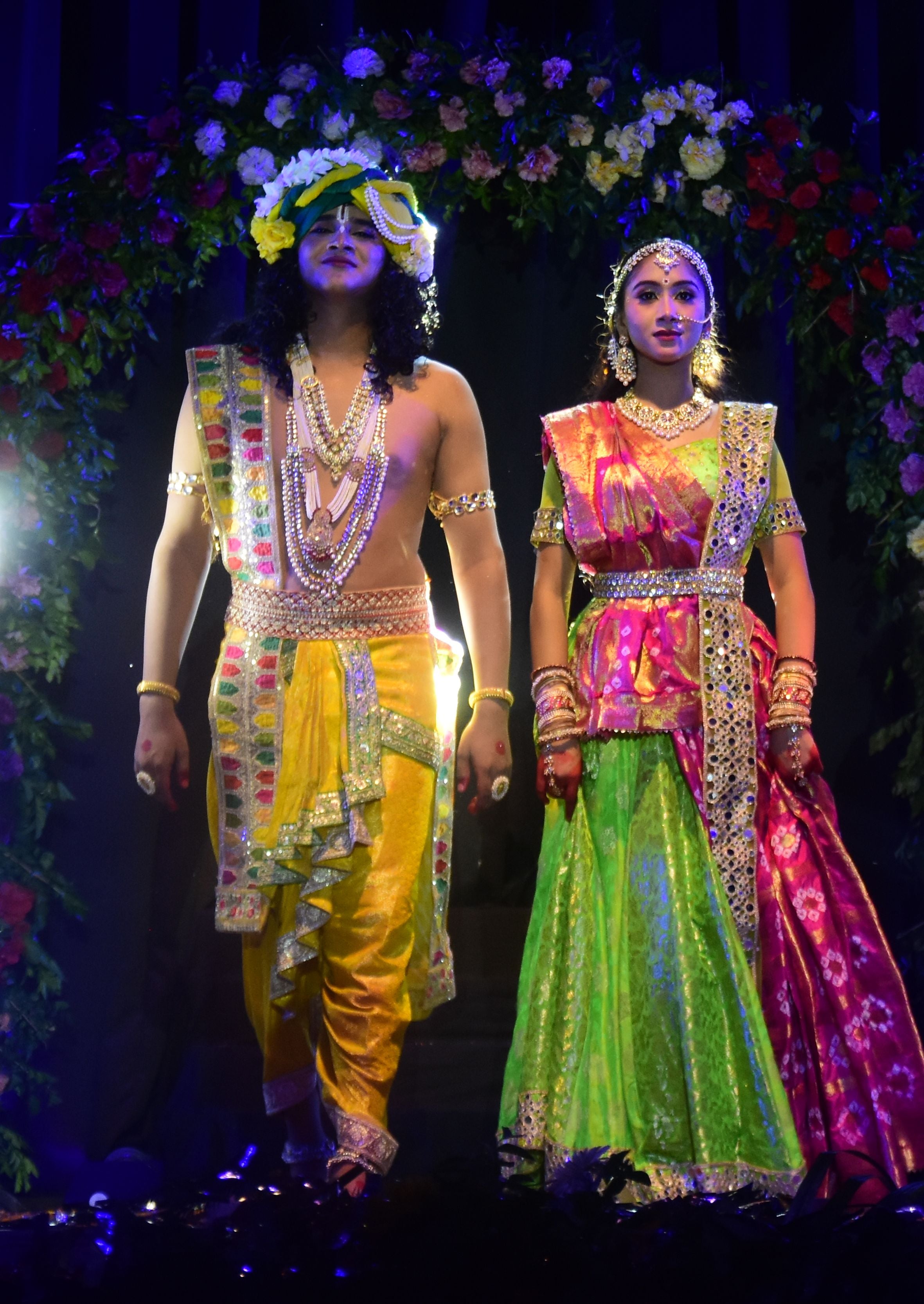 कैसरबाग स्थित कला मंडपम ऑडिटोरियम में राधे कृष्ण-शाश्वत प्रेम की संगीतमय गाथा पेश करते कलाकार। कैसरबाग स्थित कला मंडपम ऑडिटोरियम में राधे कृष्ण-शाश्वत प्रेम की संगीतमय गाथा पेश करते कलाकार।