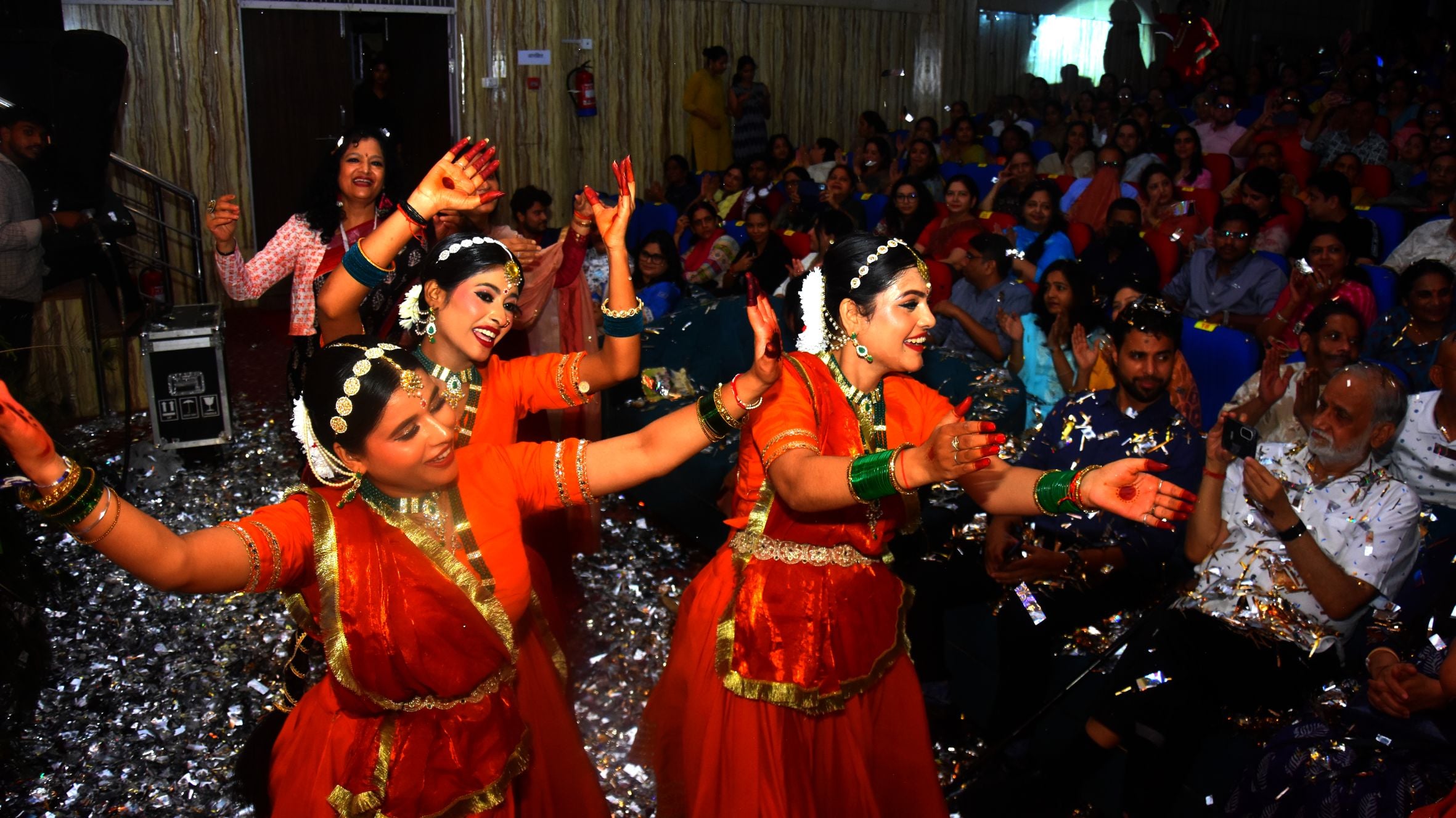 कैसरबाग स्थित कला मंडपम ऑडिटोरियम में राधे कृष्ण-शाश्वत प्रेम की संगीतमय गाथा पेश करते कलाकार। कैसरबाग स्थित कला मंडपम ऑडिटोरियम में राधे कृष्ण-शाश्वत प्रेम की संगीतमय गाथा पेश करते कलाकार।