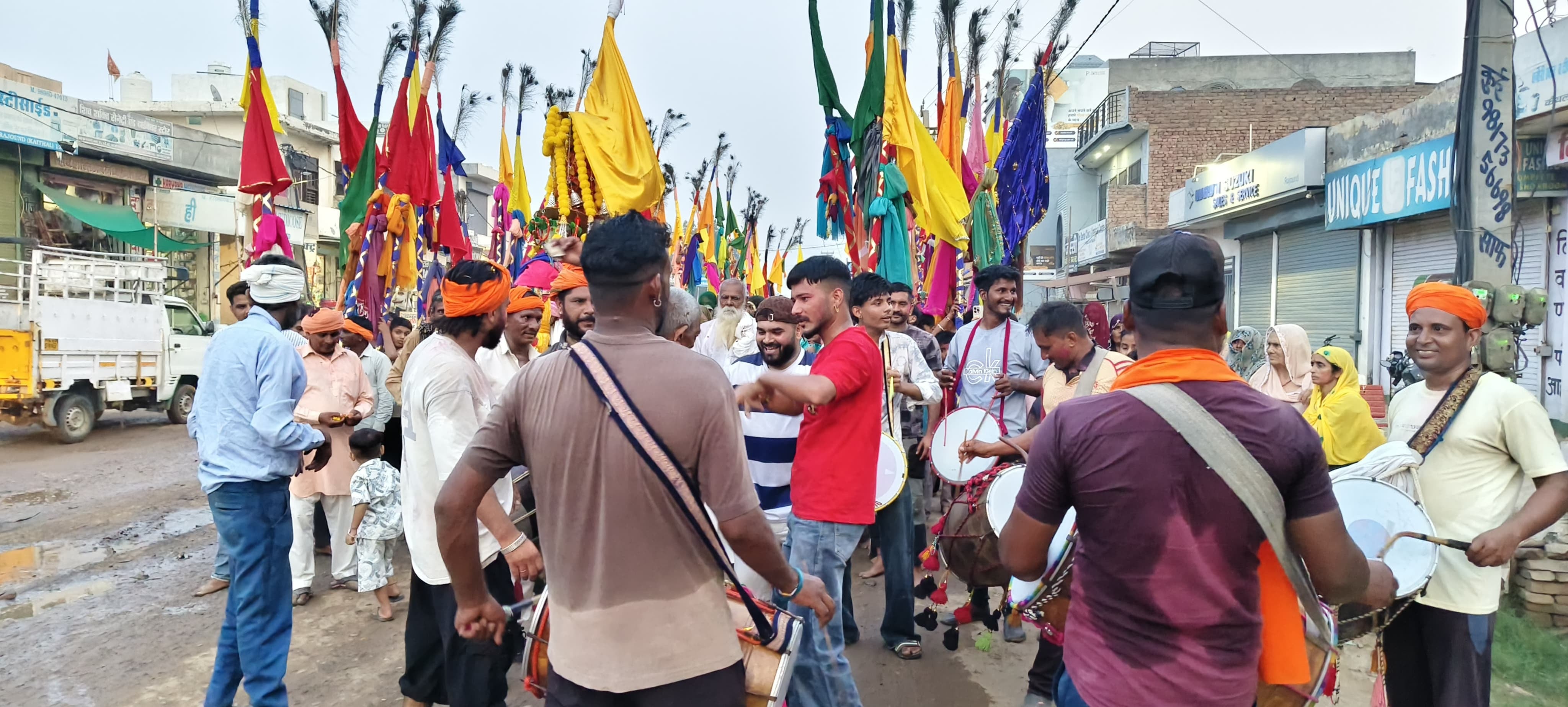 महाराणा प्रताप चौक पर छड़ियों के आगे नाचते हुए श्रद्धालु। श्रद्धालु। महाराणा प्रताप चौक पर छड़ियों के आगे नाचते हुए श्रद्धालु। श्रद्धालु।