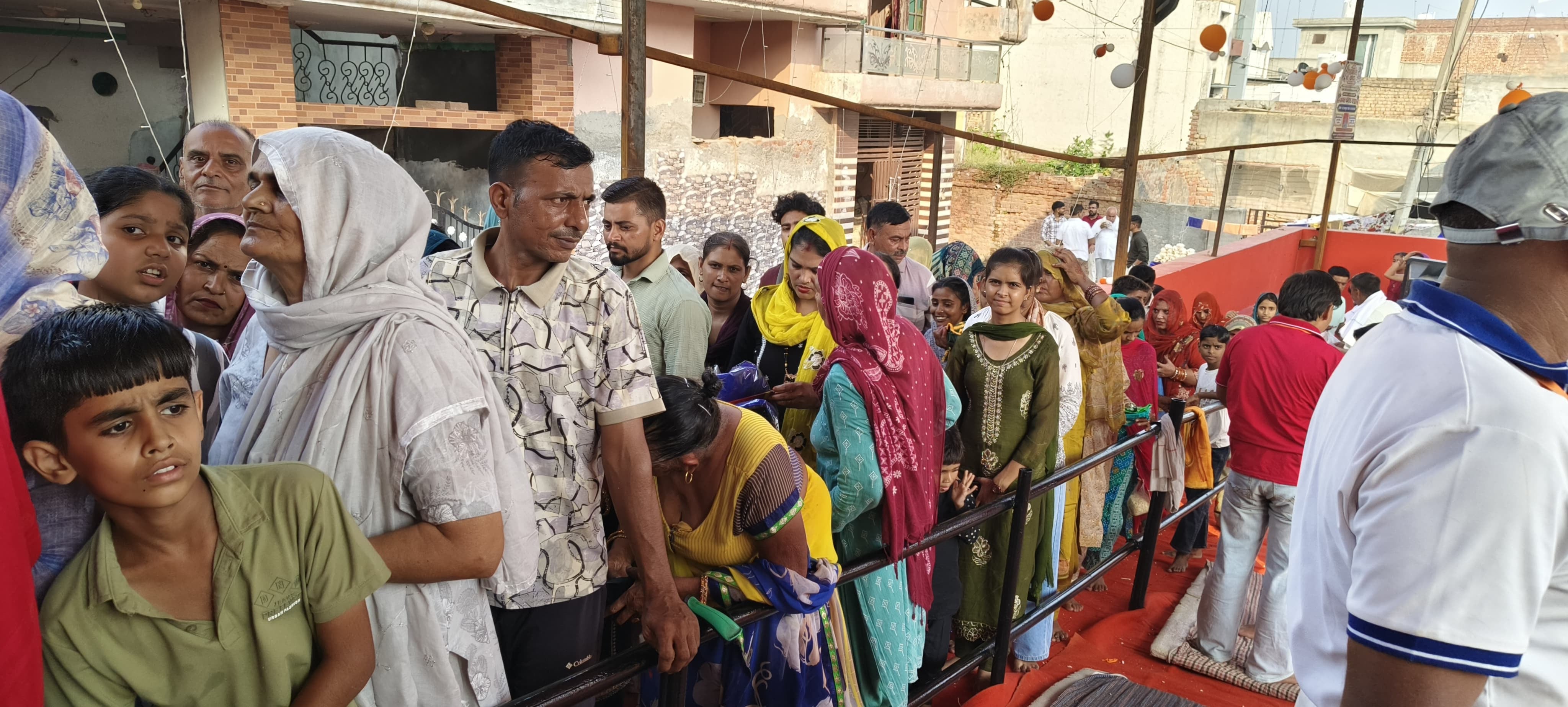 महाराणा प्रताप चौक पर छड़ियों के आगे नाचते हुए श्रद्धालु। श्रद्धालु। महाराणा प्रताप चौक पर छड़ियों के आगे नाचते हुए श्रद्धालु। श्रद्धालु।
