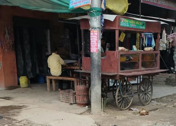 मुरादगंज स्थित दुकान में रखा सिलिंडर। संवाद मुरादगंज स्थित दुकान में रखा सिलिंडर। संवाद