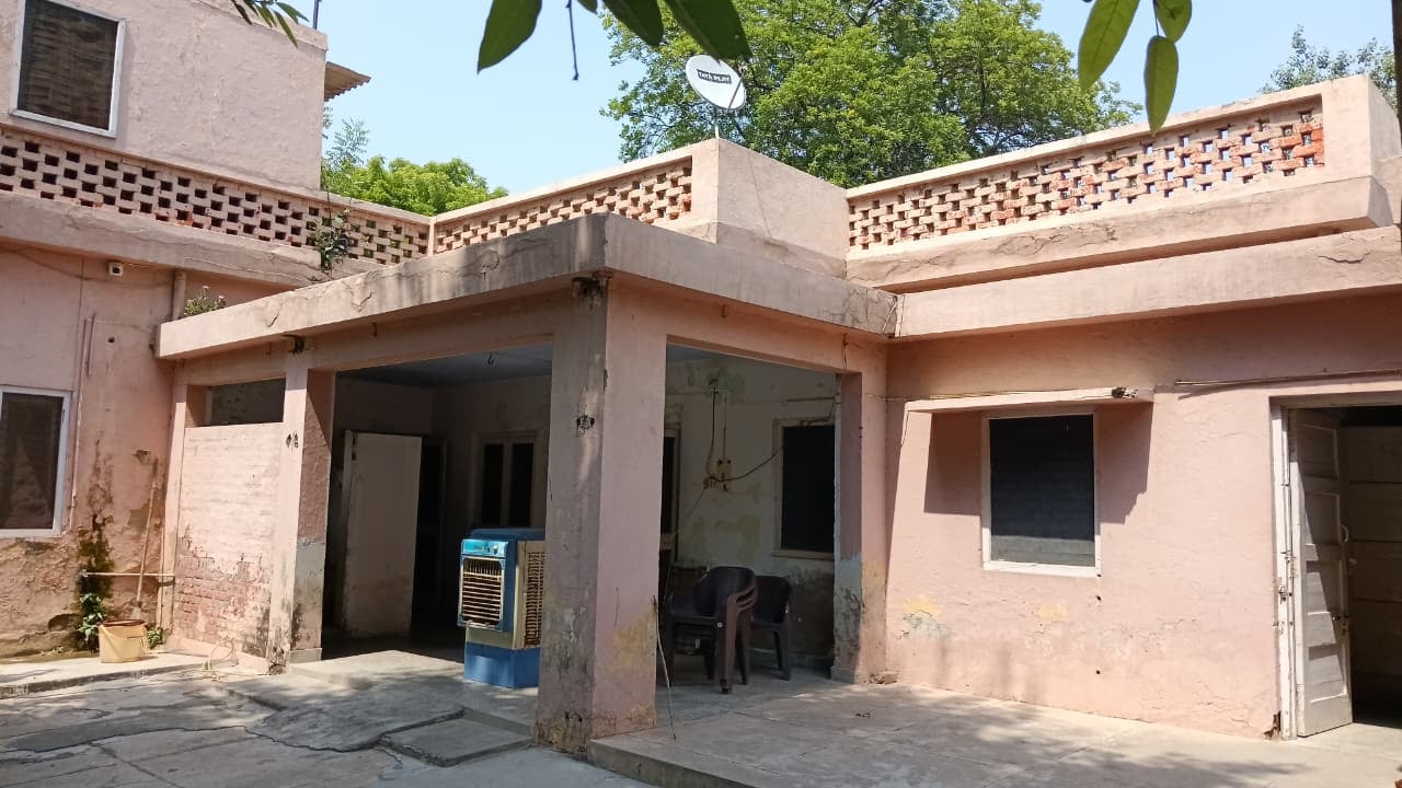 मत्स्य विभाग के कार्यालय छत से गिरा प्लास्टर व बाहर निकला सरीया। संवाद मत्स्य विभाग के कार्यालय छत से गिरा प्लास्टर व बाहर निकला सरीया। संवाद