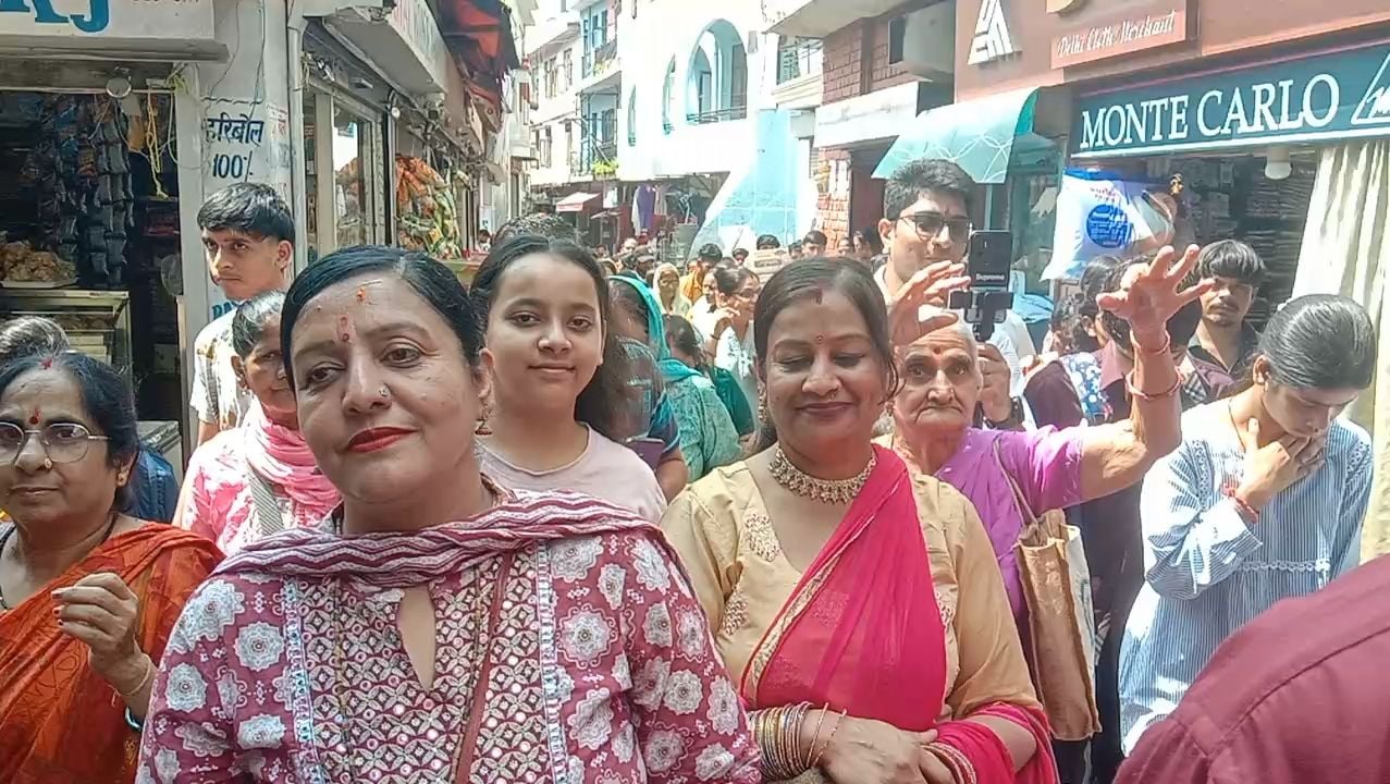 नाहन में श्रीगणेश उत्सव के अंतिम दिन शोभा यात्रा निकालते आयोजक। संवाद नाहन में श्रीगणेश उत्सव के अंतिम दिन शोभा यात्रा निकालते आयोजक। संवाद