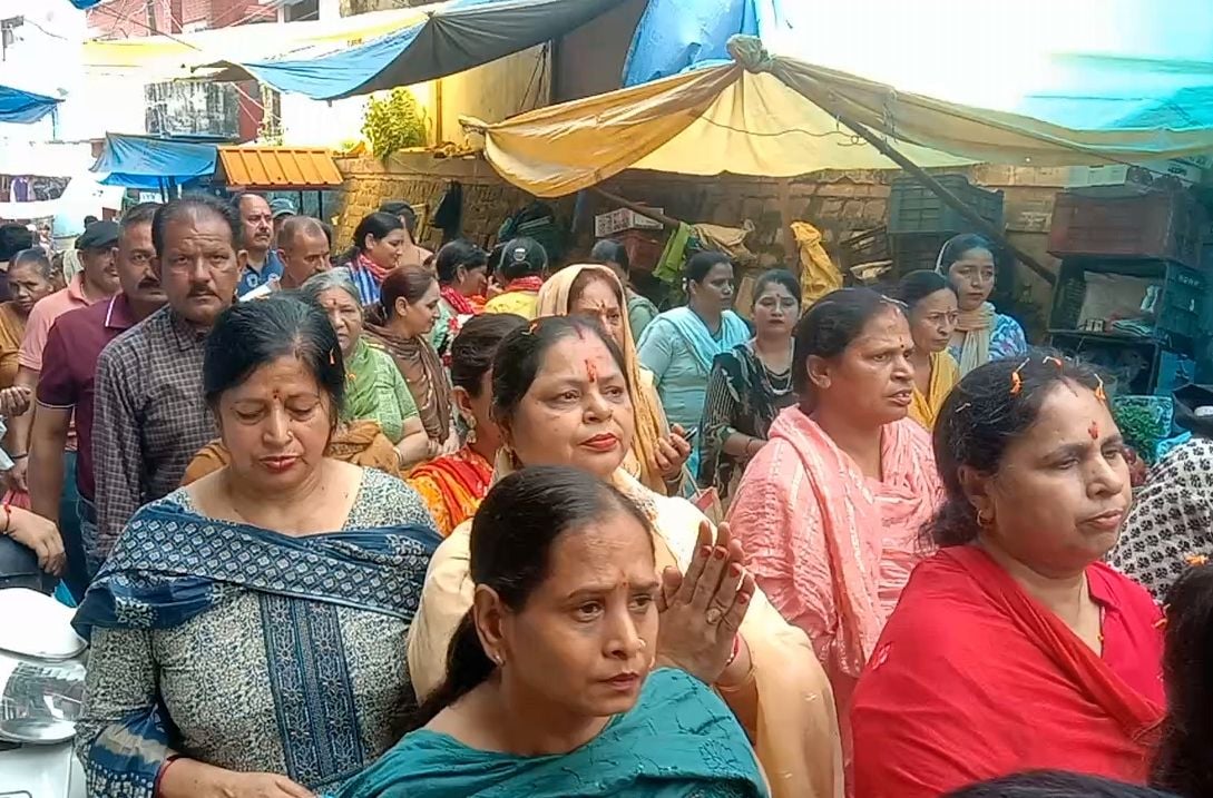नाहन में श्रीगणेश उत्सव के अंतिम दिन शोभा यात्रा निकालते आयोजक। संवाद नाहन में श्रीगणेश उत्सव के अंतिम दिन शोभा यात्रा निकालते आयोजक। संवाद