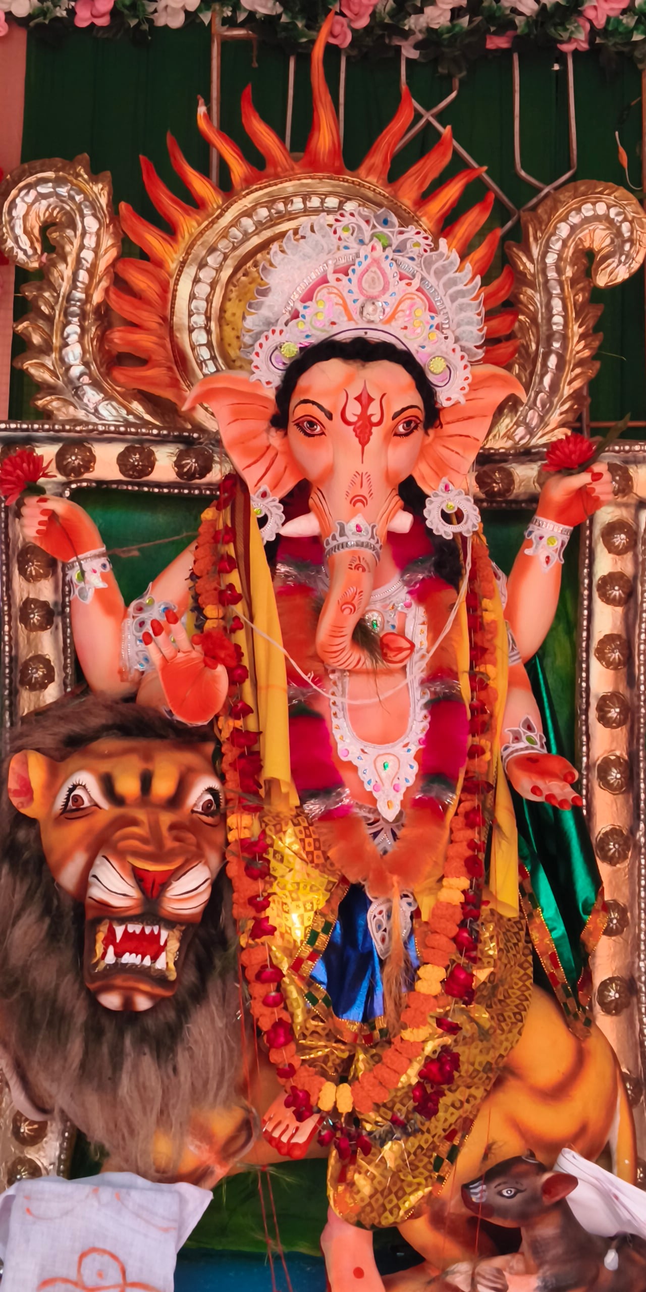 रॉबर्ट्सगंज दुग्धेश्वर महादेव मंदिर के समीप गणेश महोत्सव पूजा पांडाल की भव्य प्रतिमा। संवाद