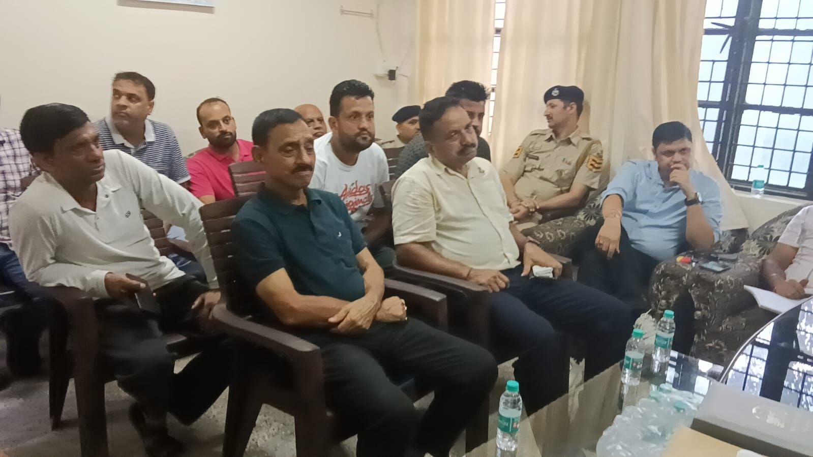 रेणुका थाने में सड़क सुरक्षा क्लब की बैठक की अध्यक्षता करते डीएसपी। संवाद रेणुका थाने में सड़क सुरक्षा क्लब की बैठक की अध्यक्षता करते डीएसपी। संवाद