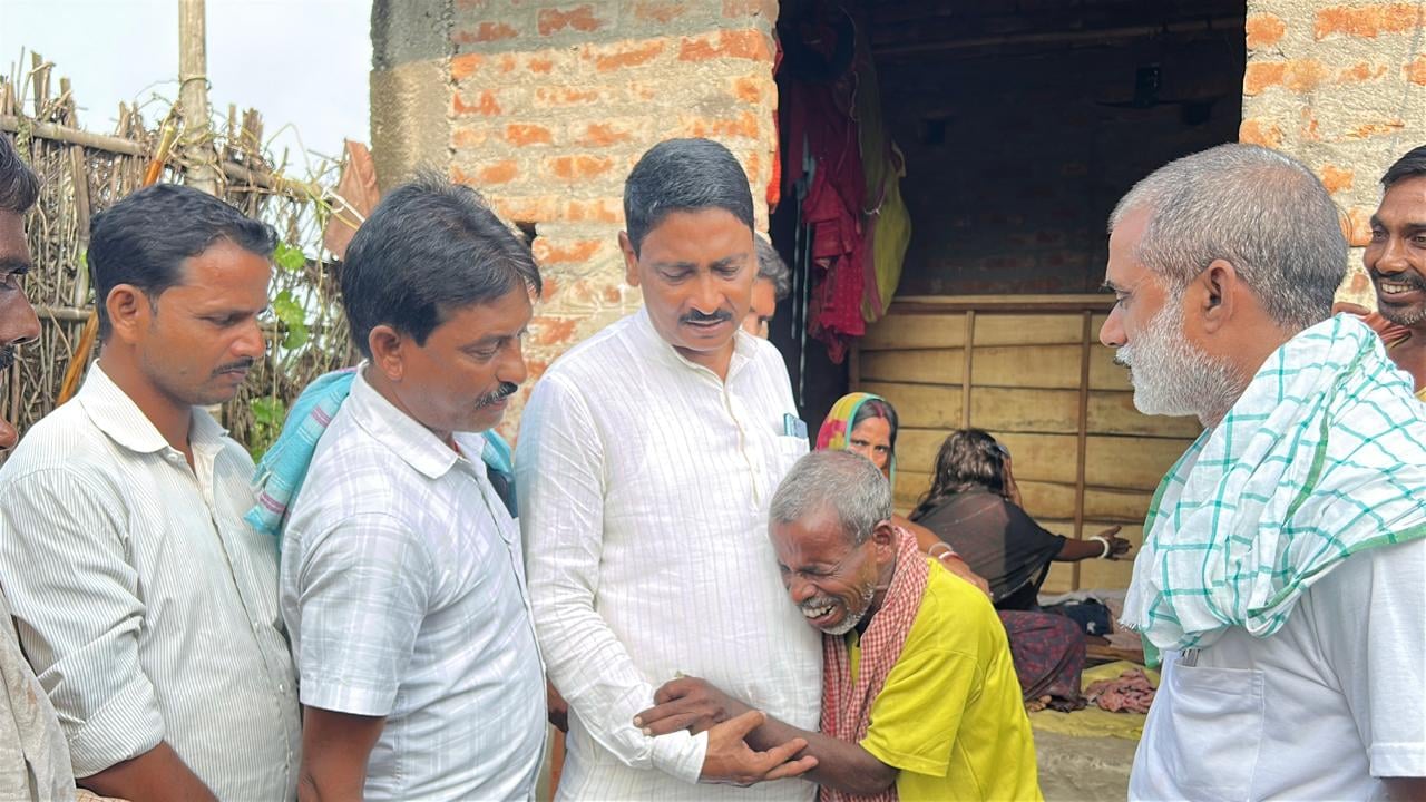 रोते बिखलते परिजन रोते बिखलते परिजन