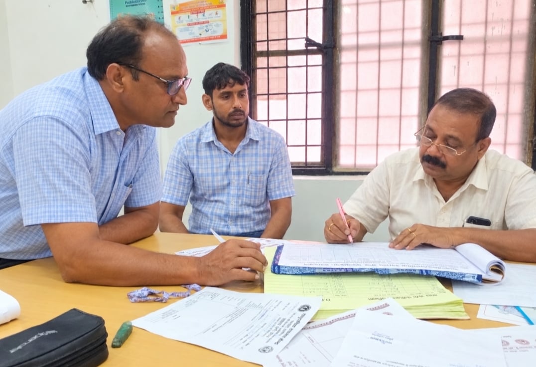 सीएचसी मेजा में मरीजों का इलाज करते चिकित्सक डॉक्टर बबलू सोनकर। संवाद सीएचसी मेजा में मरीजों का इलाज करते चिकित्सक डॉक्टर बबलू सोनकर। संवाद