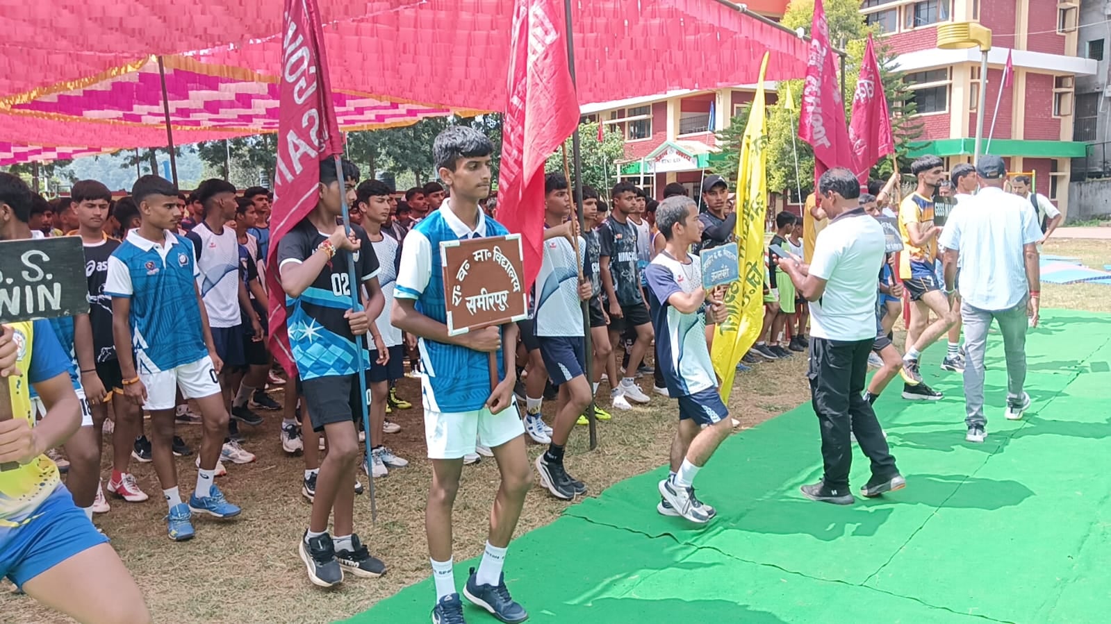 सुजानपुर स्कूल में आयोजित अंडर-19 इंडोर खेलकूद प्रतियोगिता के दौरान कुश्ती में जीत के लिए संघर सुजानपुर स्कूल में आयोजित अंडर-19 इंडोर खेलकूद प्रतियोगिता के दौरान कुश्ती में जीत के लिए संघर
