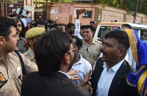 समर्थकों के साथ प्रदर्शन करते स्वामी प्रसाद मौर्य और मौके पर पहुंची पुलिस।