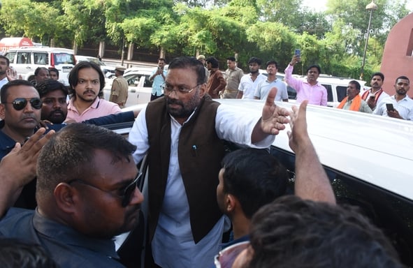 समर्थकों के साथ प्रदर्शन करते स्वामी प्रसाद मौर्य और मौके पर पहुंची पुलिस।