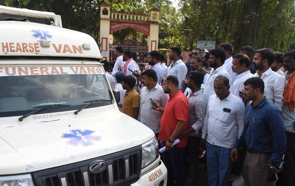 समर्थकों के साथ प्रदर्शन करते स्वामी प्रसाद मौर्य और मौके पर पहुंची पुलिस।