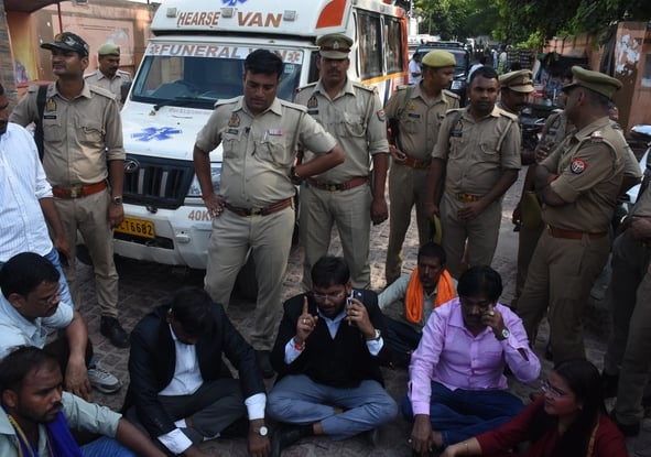 समर्थकों के साथ प्रदर्शन करते स्वामी प्रसाद मौर्य और मौके पर पहुंची पुलिस।