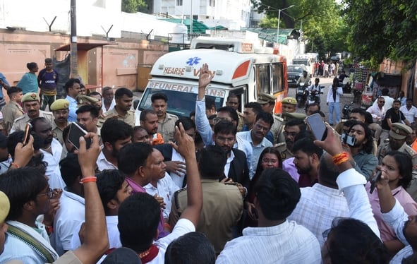 समर्थकों के साथ प्रदर्शन करते स्वामी प्रसाद मौर्य और मौके पर पहुंची पुलिस।