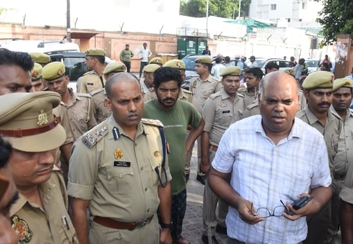 समर्थकों के साथ प्रदर्शन करते स्वामी प्रसाद मौर्य और मौके पर पहुंची पुलिस।