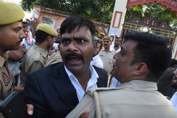समर्थकों के साथ प्रदर्शन करते स्वामी प्रसाद मौर्य और मौके पर पहुंची पुलिस।