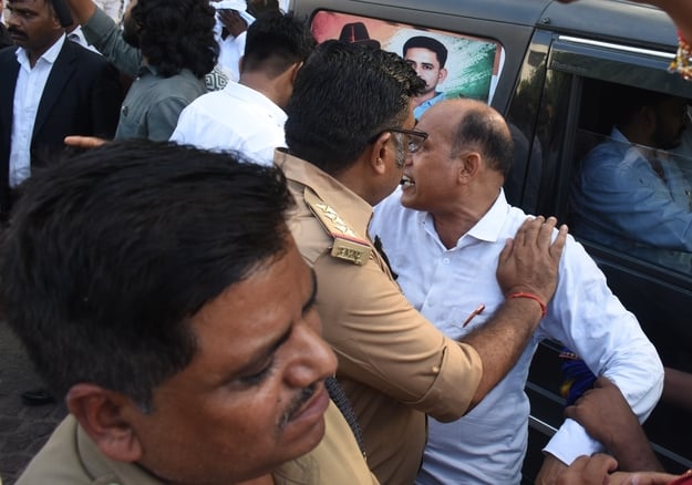 समर्थकों के साथ प्रदर्शन करते स्वामी प्रसाद मौर्य और मौके पर पहुंची पुलिस।