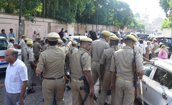 समर्थकों के साथ प्रदर्शन करते स्वामी प्रसाद मौर्य और मौके पर पहुंची पुलिस।
