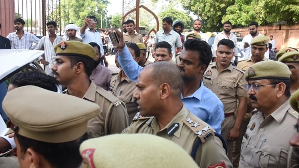 समर्थकों के साथ प्रदर्शन करते स्वामी प्रसाद मौर्य और मौके पर पहुंची पुलिस।